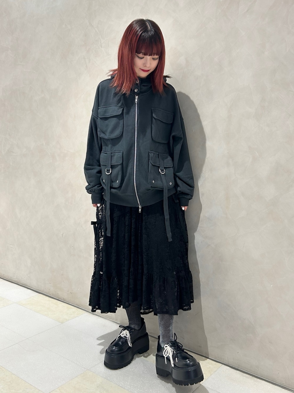 ブラック系のスカート、ブラック系のドレスシューズ、ホワイト系のシューズ小物/雑貨を着用したレディースの秋コーディネートの1枚目の写真