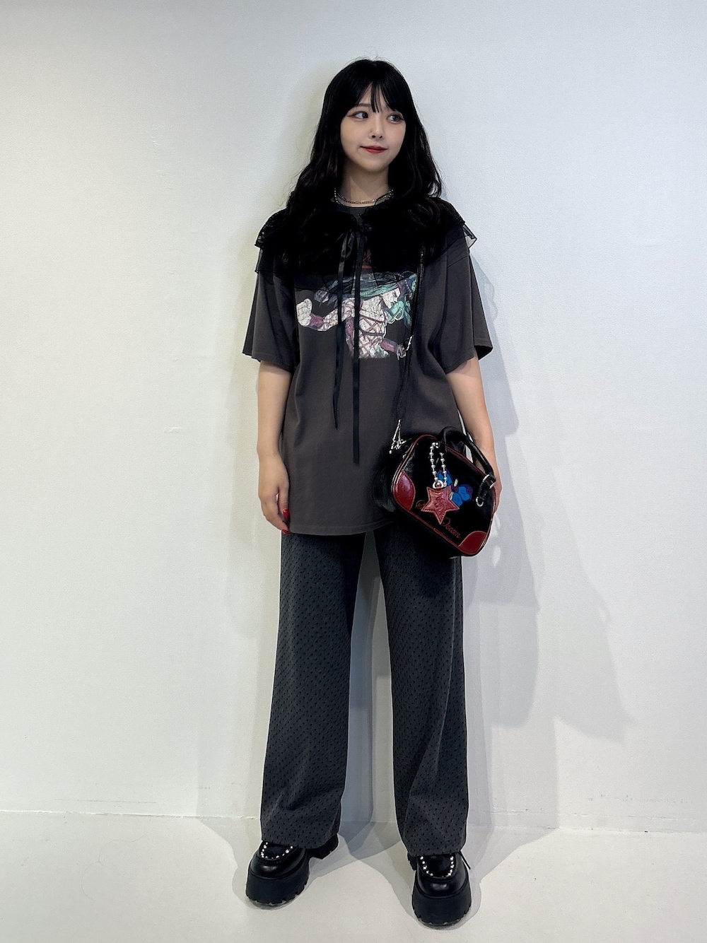 ブラック系のTシャツ/カットソー、ブラック系のボストンバッグ、ブラック系のローファーを着用したレディースの冬コーディネートの1枚目の写真