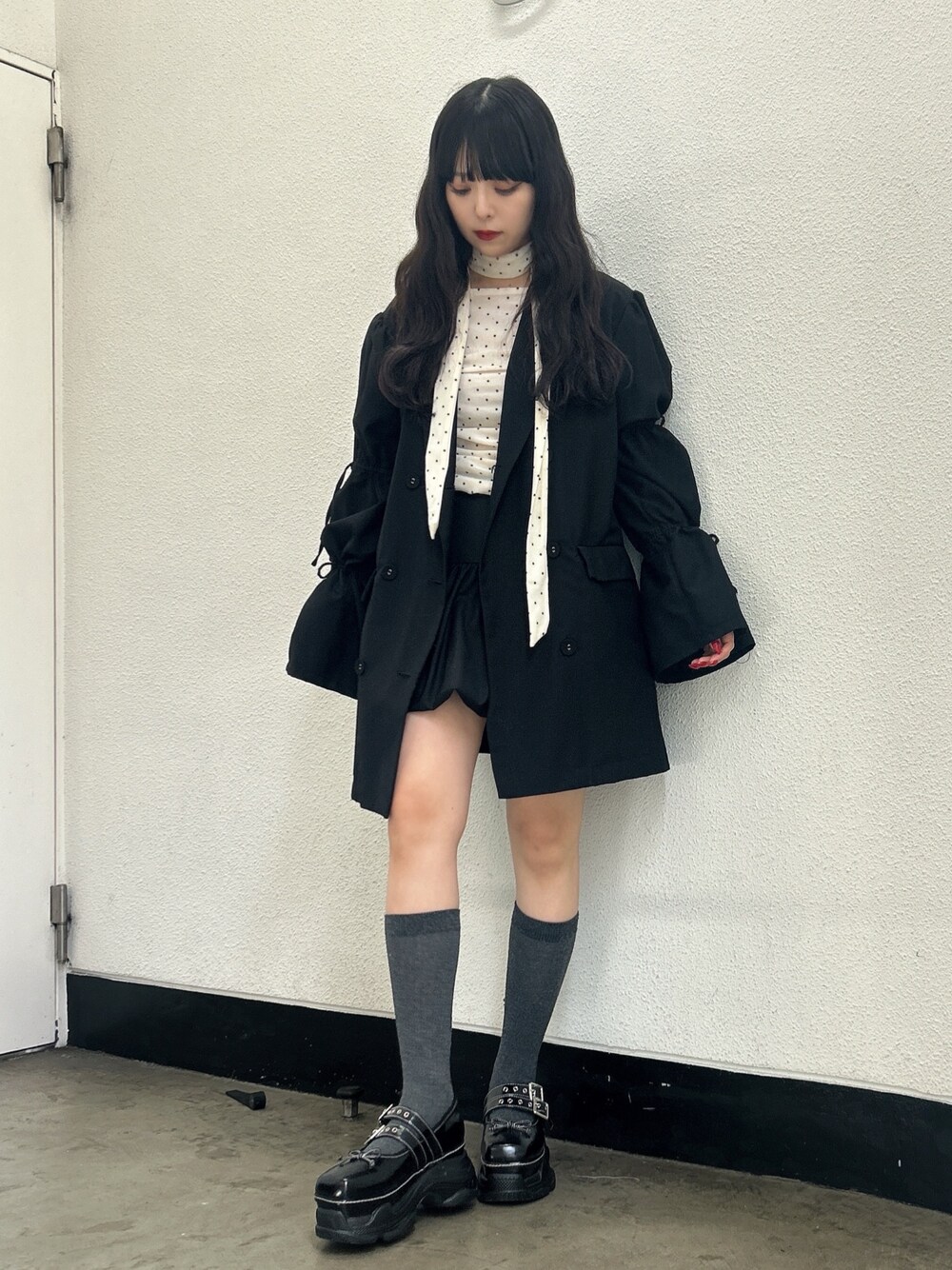 ブラック系のワンピース、ブラック系のスニーカー、ホワイト系のTシャツ/カットソーを着用したレディースの秋コーディネートの1枚目の写真