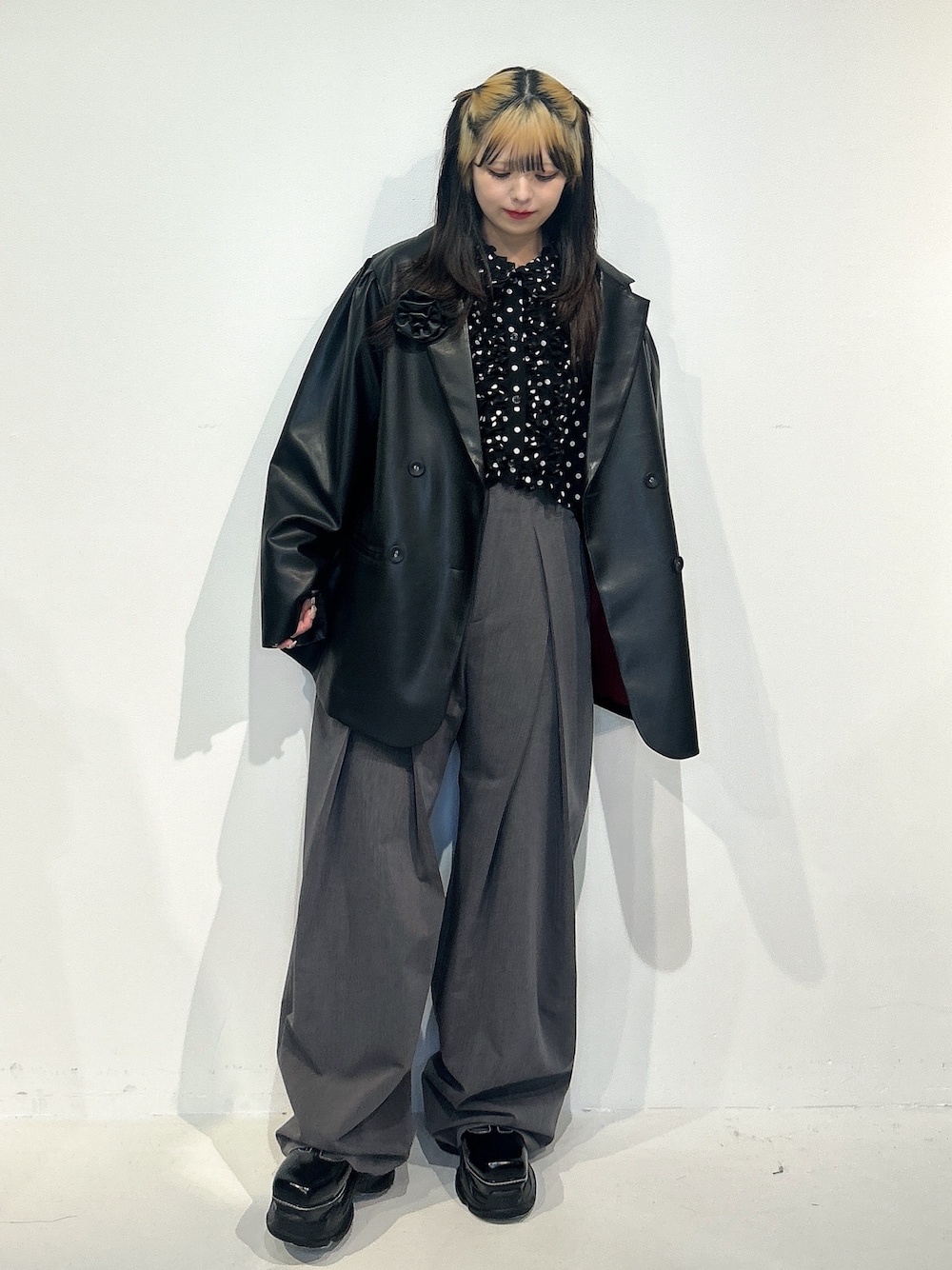 グレー系のスラックス、ブラック系のシャツ/ブラウス、ブラック系のテーラードジャケットを着用したレディースの冬コーディネートの1枚目の写真