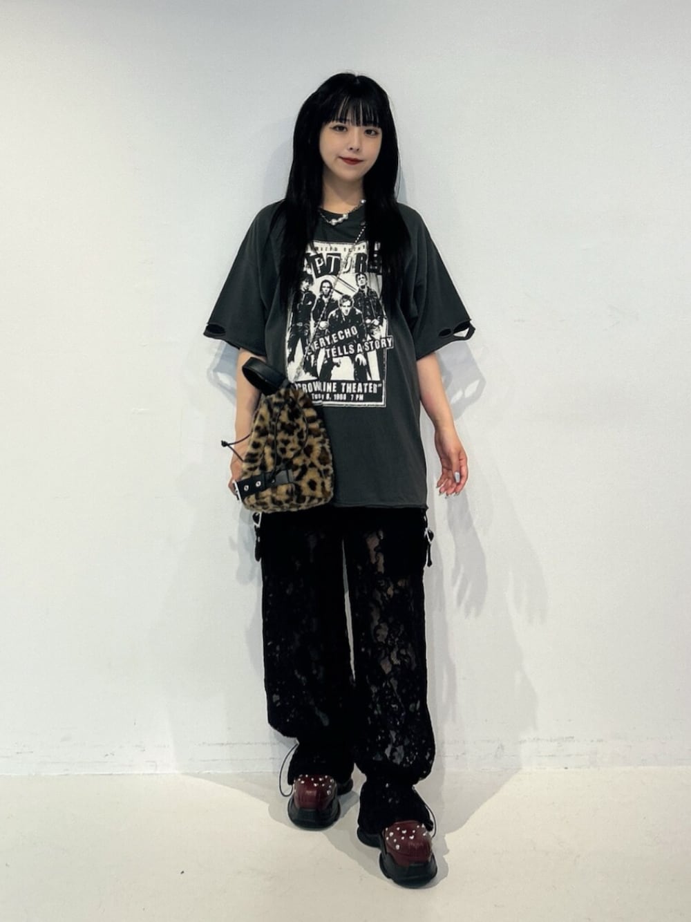 ブラック系のTシャツ/カットソー、レッド系のサンダル、ブラック系のその他パンツを着用したレディースの夏コーディネートの1枚目の写真