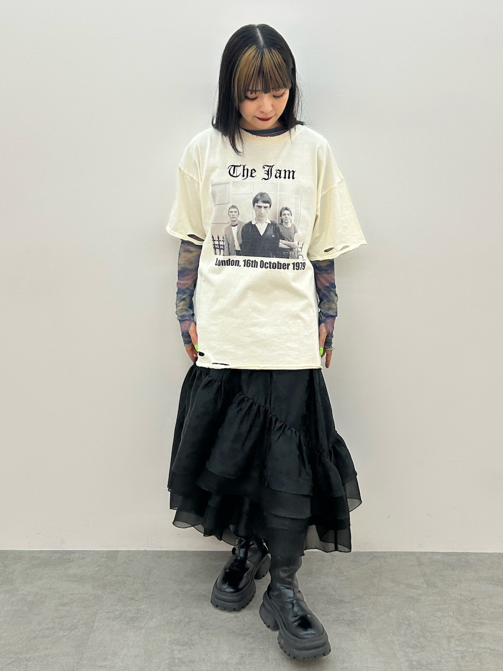 ホワイト系のTシャツ/カットソー、ブラック系のスカート、ブラック系のブーツを着用したレディースの春コーディネートの1枚目の写真