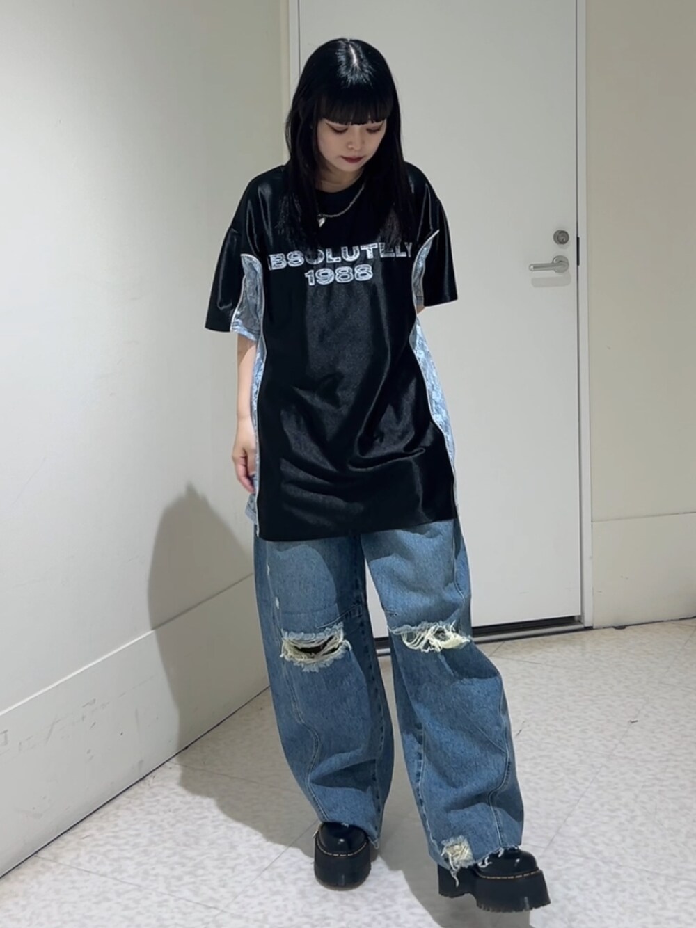 ブラック系のTシャツ/カットソー、ブラック系のその他シューズ、ブルー系のデニムパンツを着用したレディースの春コーディネートの1枚目の写真