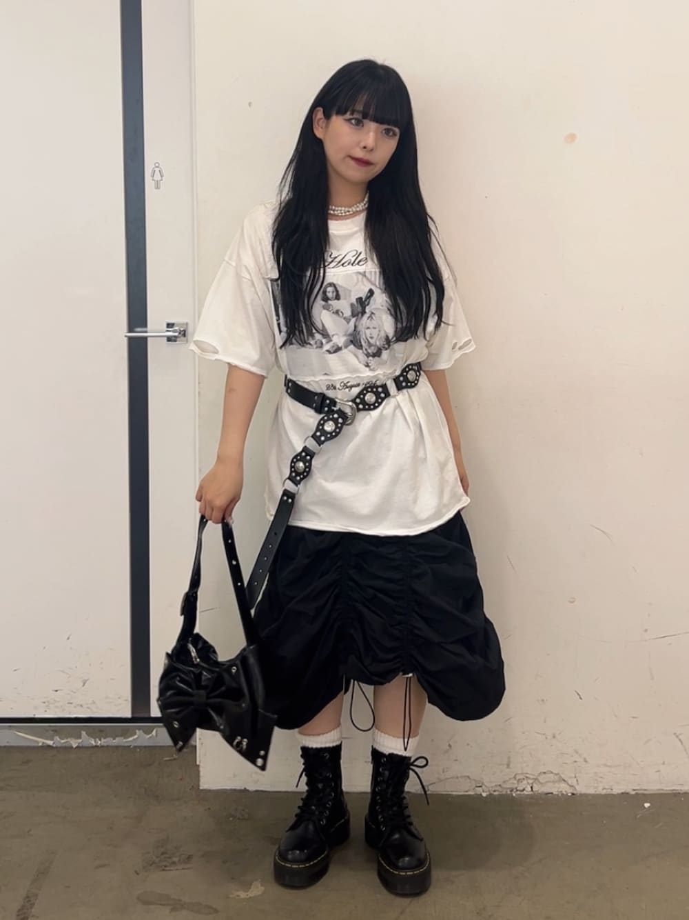 ホワイト系のTシャツ/カットソー、ブラック系のスカート、ブラック系のその他シューズを着用したレディースの夏コーディネートの1枚目の写真