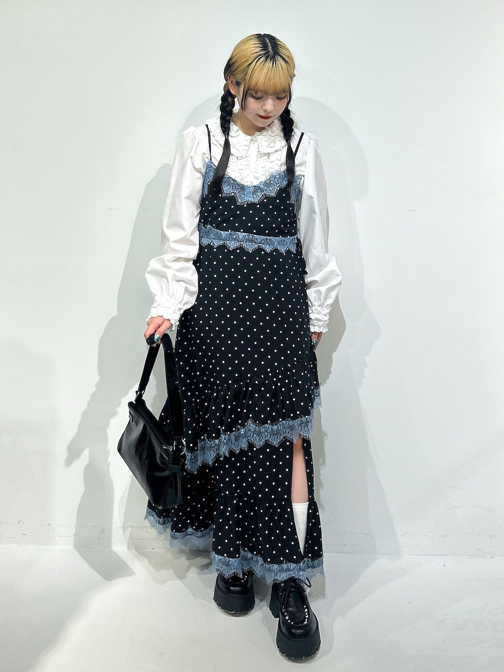 ブラック系のワンピース、ブラック系のローファー、ホワイト系のシャツ/ブラウスを着用したレディースの冬コーディネートの1枚目の写真