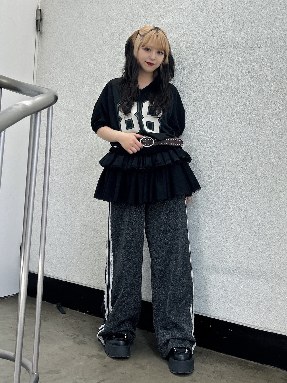ブラック系のワンピース、ブラック系のその他パンツ、ブラック系のローファーを着用したレディースの春コーディネートの1枚目の写真