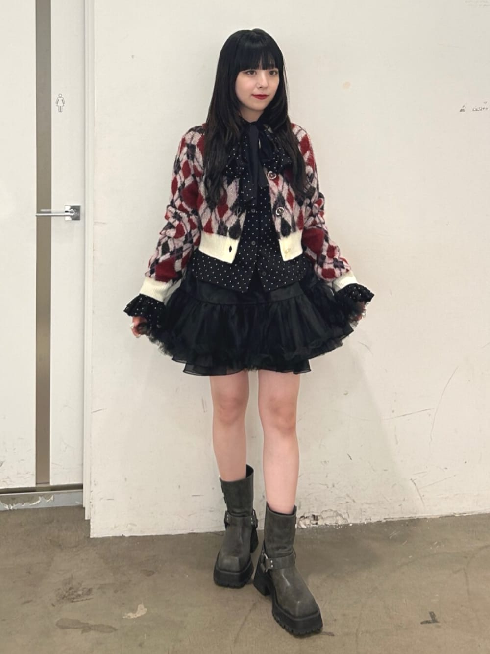 ブラック系のスカート、ブラック系のブーツ、ブラック系のシャツ/ブラウスを着用したレディースの夏コーディネートの1枚目の写真