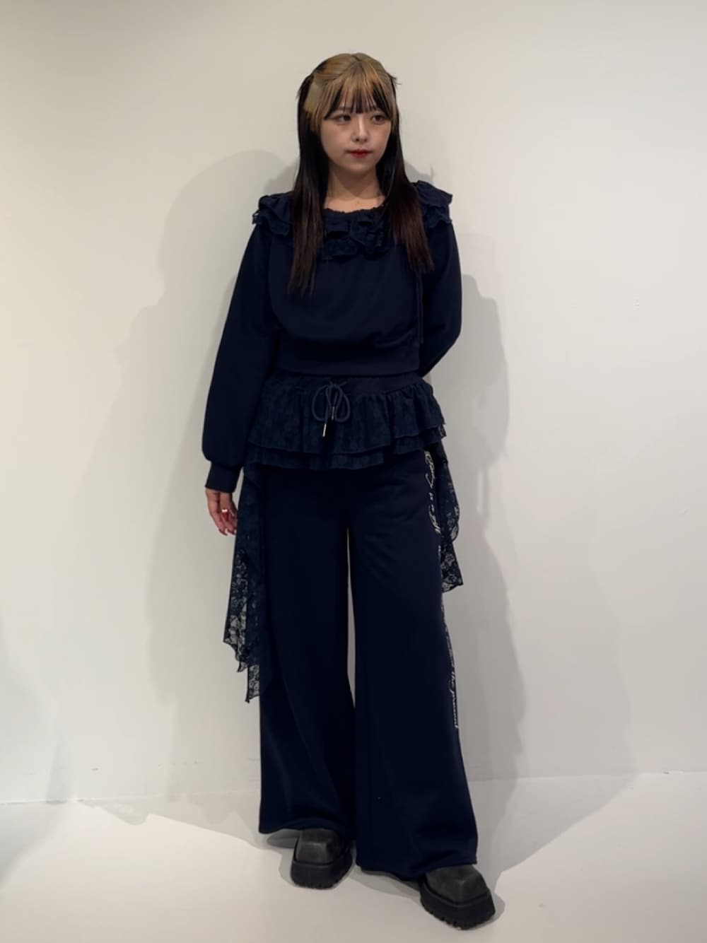 ブルー系のスウェットパンツ、ブルー系のスウェット、ブラック系のブーツを着用したレディースの秋コーディネートの1枚目の写真