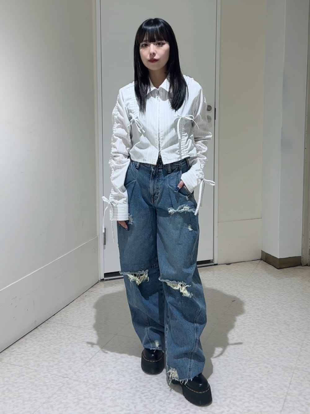 「jouetie、jouetiefashionista、jouetie_ootd、jouetieコーデ、シャツ、シャツスタイル、シャツコーデ、低身長、低身長コーデ、低身長女子、骨格、骨格ウェーブ」｜「jouetieのギャザースリーブストライプシャツ（シャツ/ブラウス、ホワイト系）」を使った、ALICEさん（骨格ウェーブ・レディース・152cm）の春コーディネートの1枚目の写真