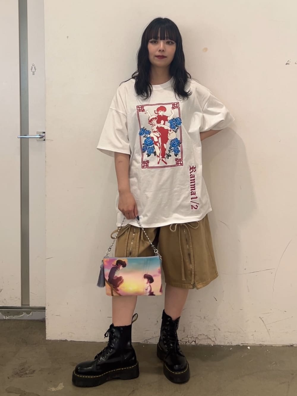 ベージュ系のデニムパンツ、ブラック系のその他シューズ、ホワイト系のTシャツ/カットソーを着用したレディースの春コーディネートの1枚目の写真