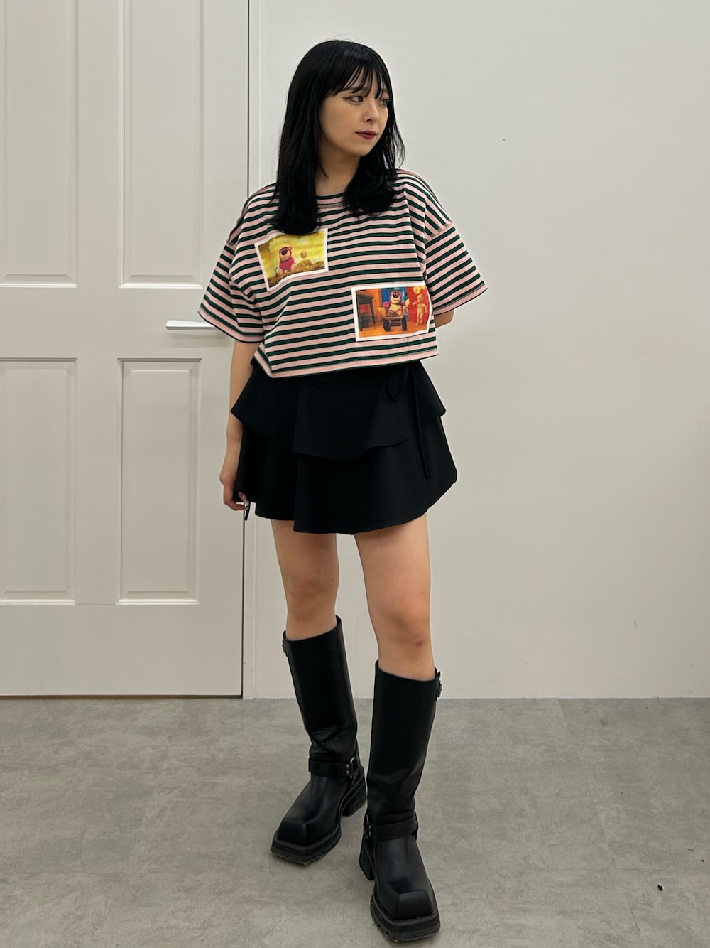 ブラック系のその他パンツ、ブラック系のブーツ、ピンク系のTシャツ/カットソーを着用したレディースの春コーディネートの1枚目の写真