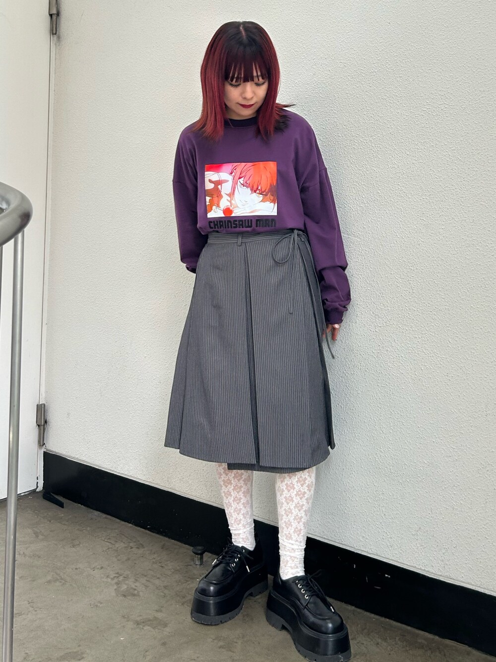 グレー系のスカート、ブラック系のドレスシューズ、パープル系のTシャツ/カットソーを着用したレディースの夏コーディネートの1枚目の写真