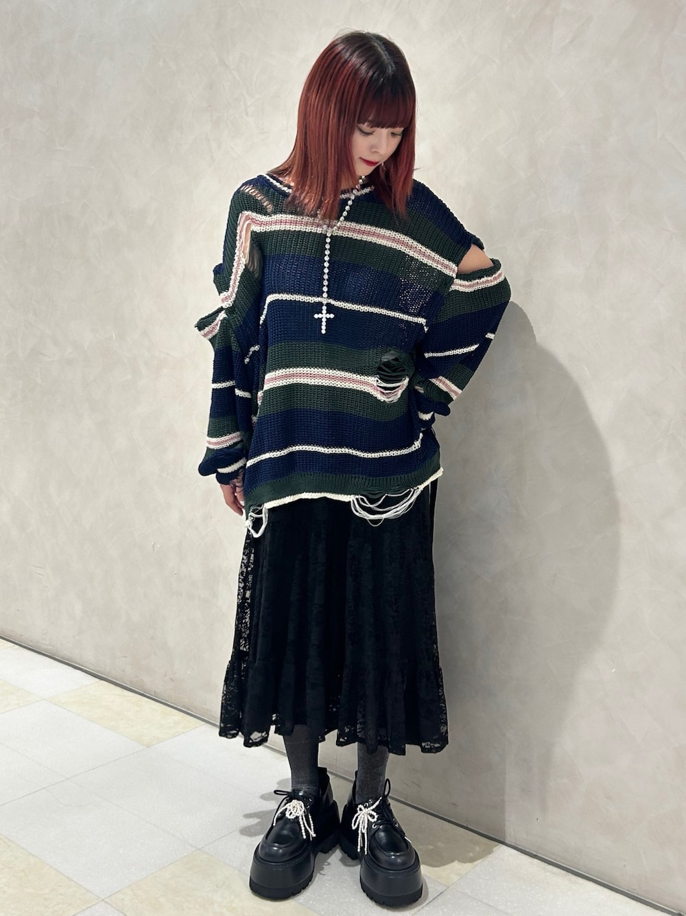 ブラック系のスカート、ブラック系のドレスシューズ、ホワイト系のシューズ小物/雑貨を着用したレディースの秋コーディネートの1枚目の写真