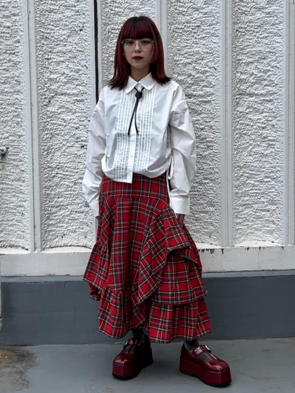 レッド系のスカート、レッド系のローファー、ホワイト系のシャツ/ブラウスを着用したレディースの夏コーディネートの1枚目の写真