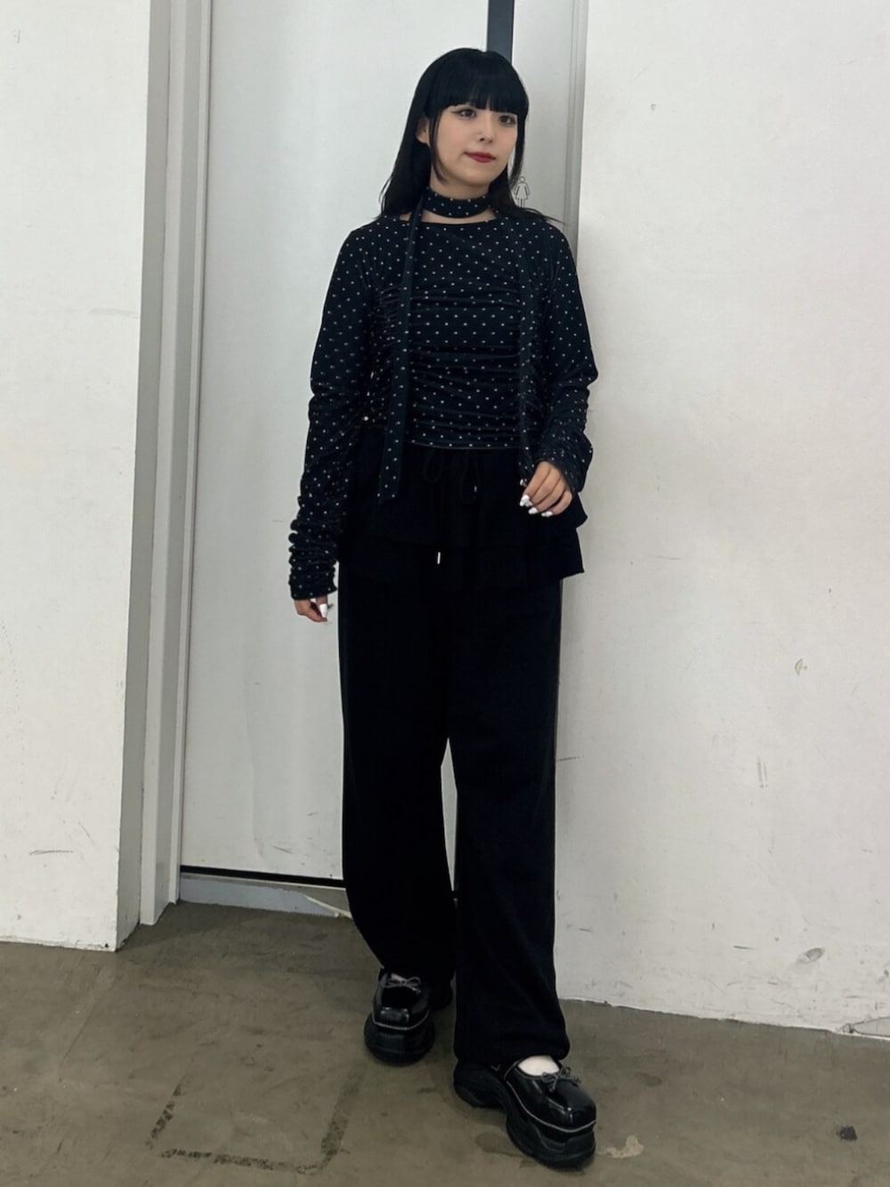 ブラック系のスニーカー、ブラック系のスウェットパンツ、ブラック系のTシャツ/カットソーを着用したレディースの秋コーディネートの1枚目の写真