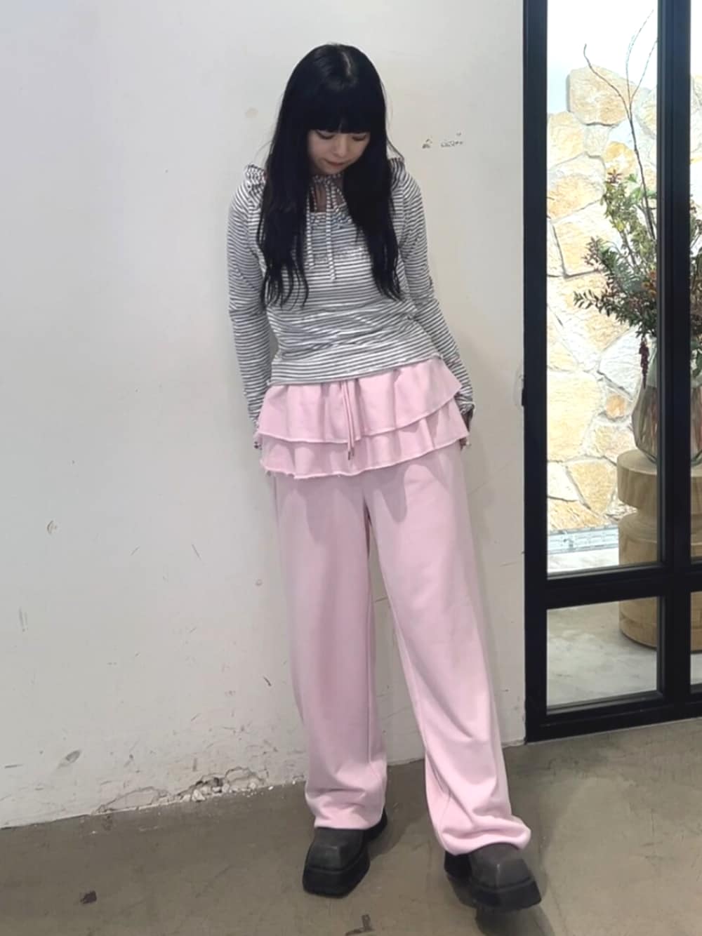 ブラック系のブーツ、ピンク系のスウェットパンツ、グレー系のTシャツ/カットソーを着用したレディースの夏コーディネートの1枚目の写真