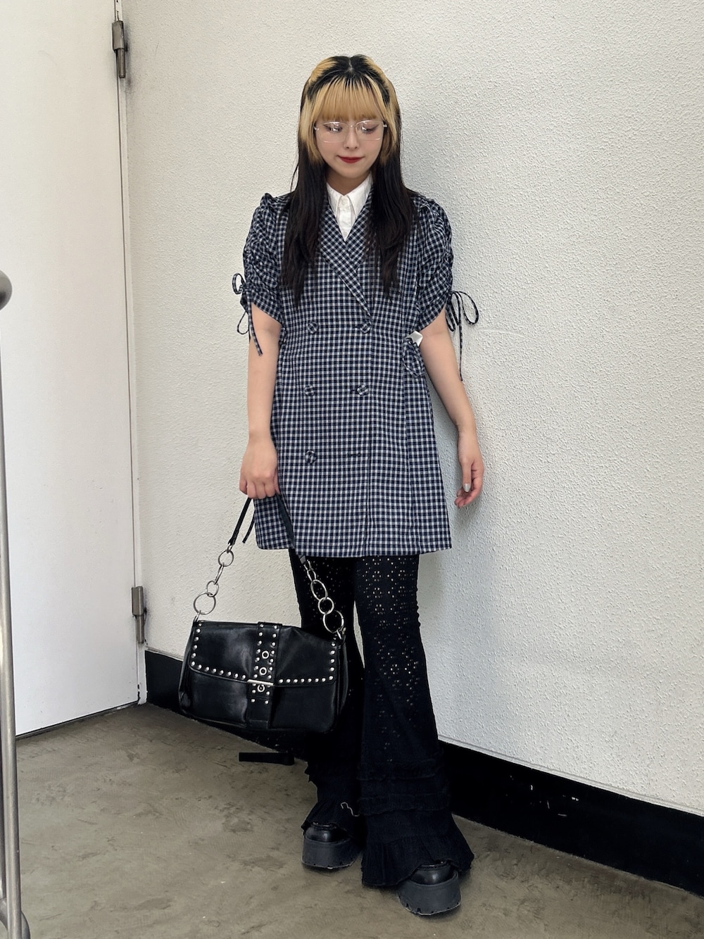 ブルー系のワンピース、ブラック系のその他パンツ、ブラック系のローファーを着用したレディースの春コーディネートの1枚目の写真