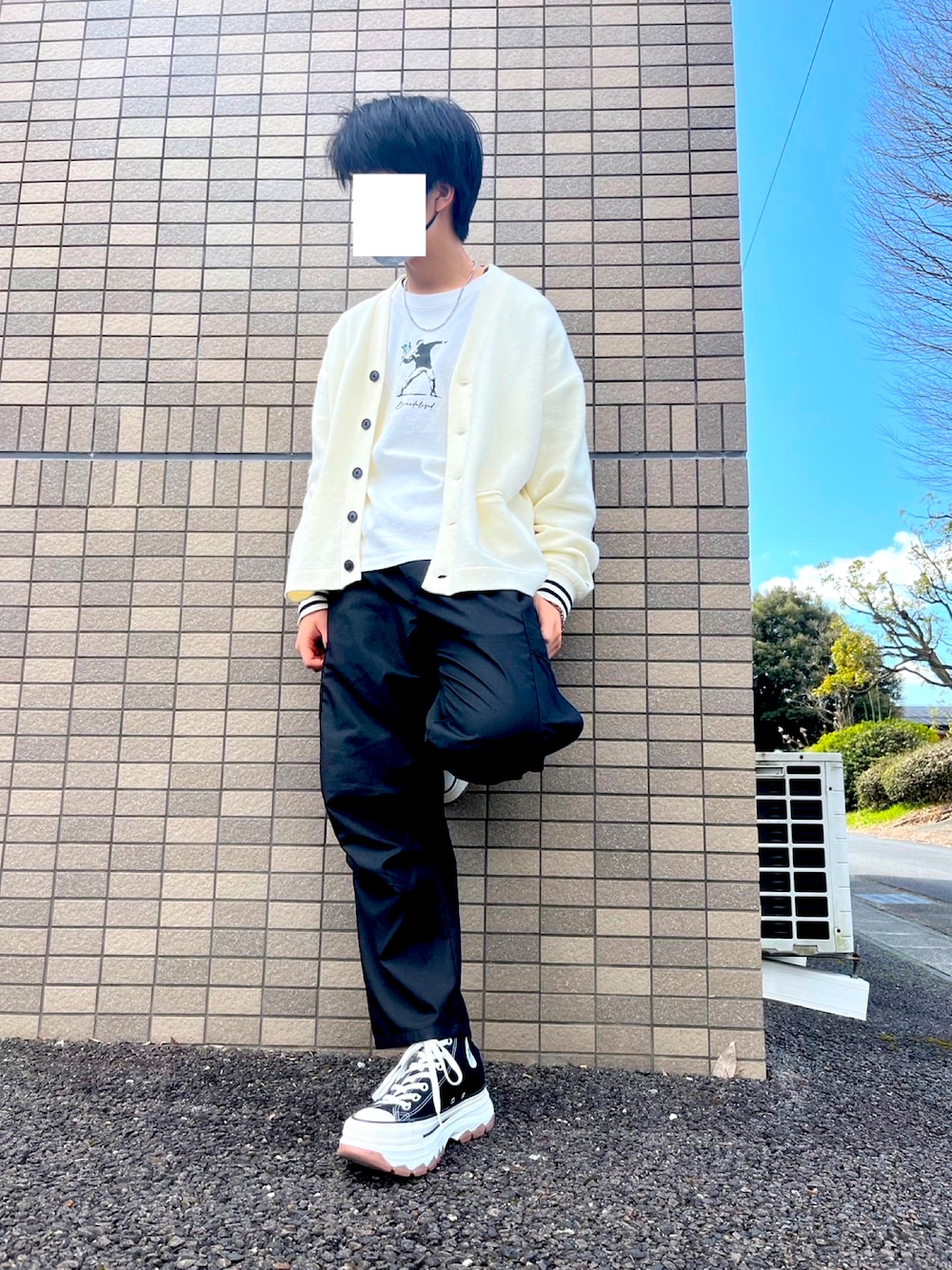 「converse、メンズコーデ、カーゴパンツ、カーディガン、スニーカー、相互フォローしましょう！、学生コーデ、服好きな人と繋がりたい、垢抜けコーデ」｜「CONVERSEのアイテム（スニーカー、ブラック系）」を使った、KENTA/美容師になりたい現役高校生さん（骨格ナチュラル・メンズ・172cm）の春コーディネートの1枚目の写真