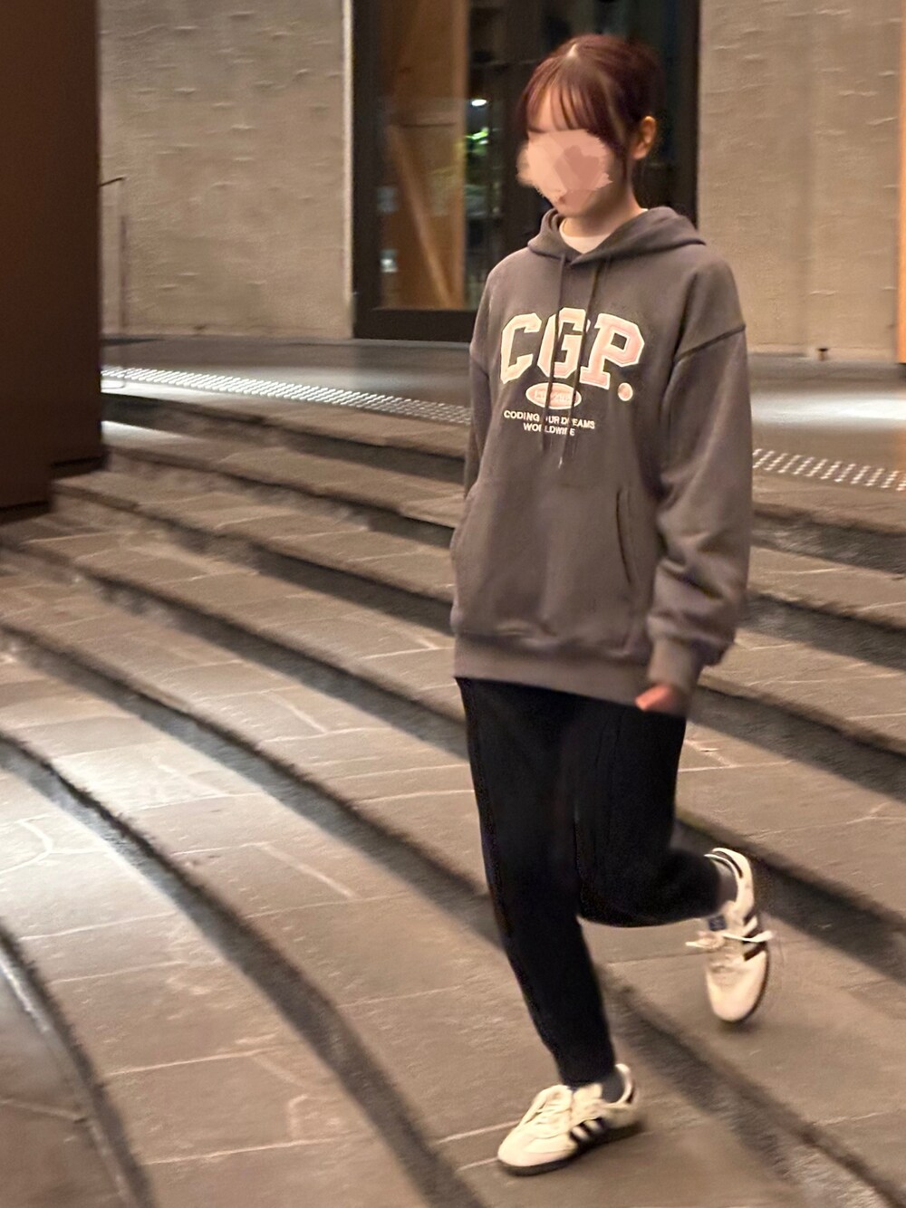 「パーカー、スウェット、グレー」｜「codegraphyの[SET UP対応]  CGP arch logo hoodie（パーカー、グレー系）」を使った、Harukaさん（レディース・161cm）の秋コーディネートの1枚目の写真