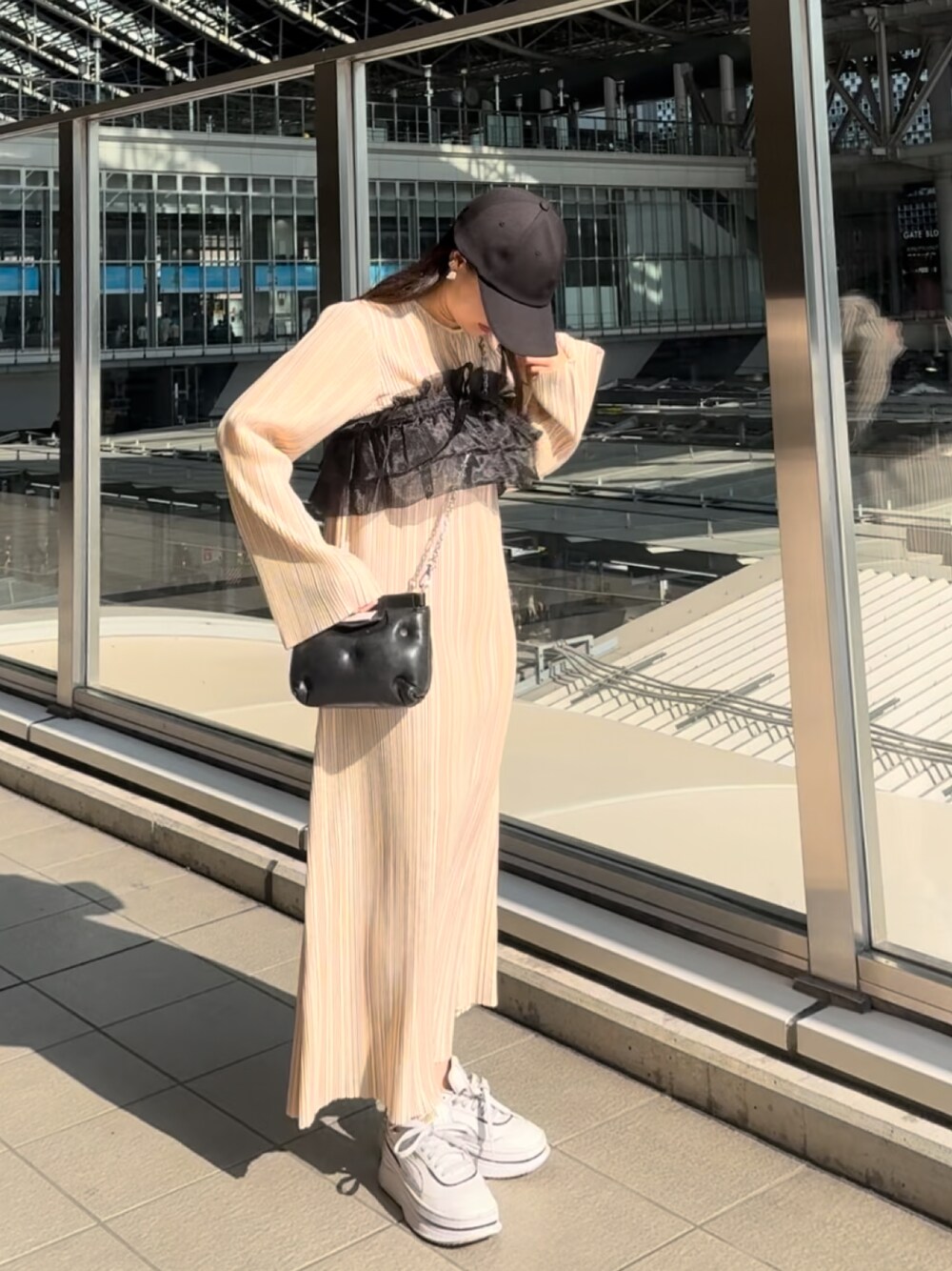 「春服、大人可愛い、春服みてみて、スニーカー女子、おでかけコーデ、お洒落さんとつながりたい、お花見コーデ、スニーカーコーデ、休日スタイル、低身長女子、レイヤードコーデ、ワンピース、ワンピース×スニーカー、キャップ、ショルダーバッグ」｜「Cla STEllaRのアイテム（ワンピース/ドレス、ベージュ系）」を使った、mifmif1023さん（レディース・152cm）の春コーディネートの1枚目の写真