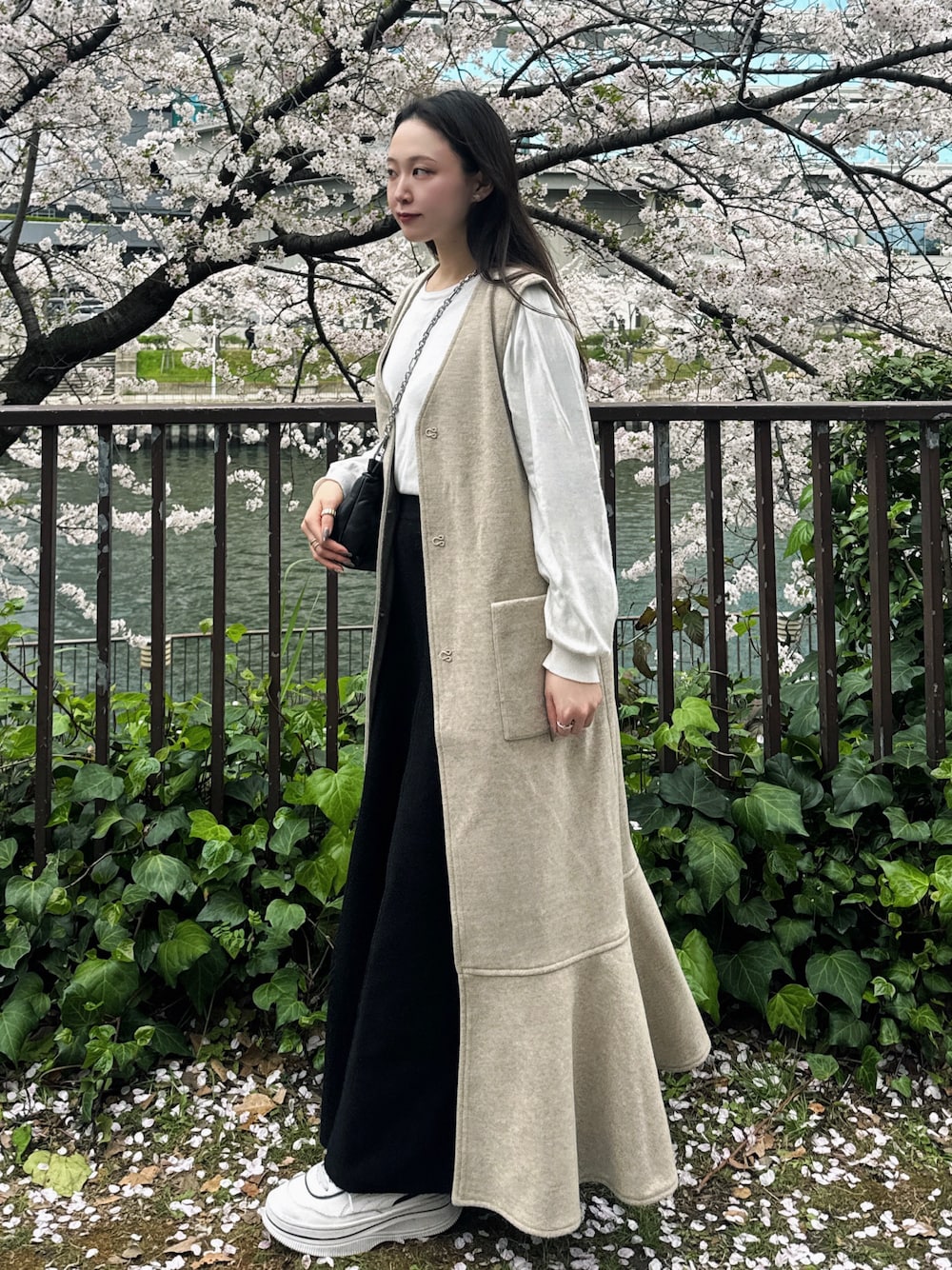 「シンプル、大人カジュアル、大人女子、ootd、春、低身長コーデ、おしゃれさんと繋がりたい、着回しコーデ、春コーデ、お花見コーデ」｜「Cla STEllaRのアイテム（ワンピース/ドレス、ベージュ系）」を使った、mifmif1023さん（レディース・152cm）の春コーディネートの1枚目の写真