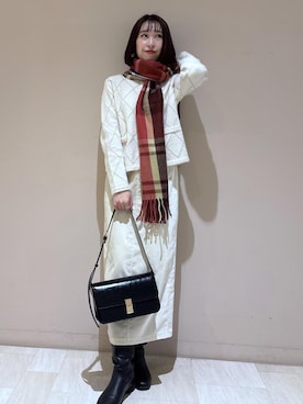 「アイテム（ストール/ショール、レッド系）」を使った、eminaさん（レディース・165cm）の冬コーディネート