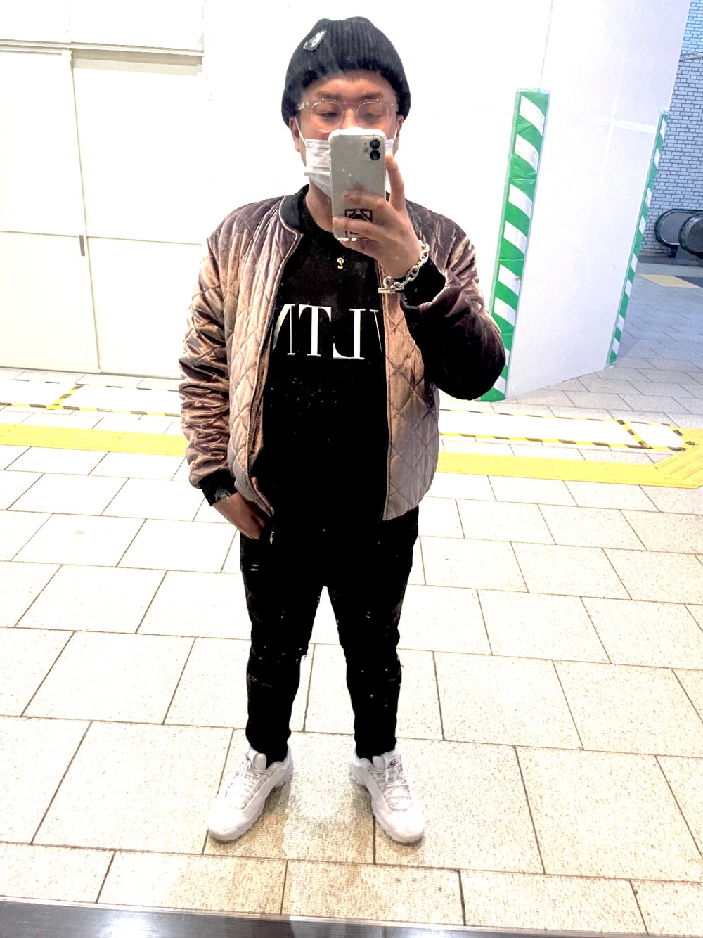 「キャップ、ネクタイ、はしごレース、ハヤリモノ、アナザーエディション、まなみちゃんのお誕生日。、かなぼんmade、らあめんババア、には行きません。、カーゴパンツ、ミニバッグ、ナノユニバース、ヒステリックグラマー」｜「ZARAのアイテム（デニムパンツ、ブラック系）」を使った、tuguyanさん（メンズ・169cm）の春コーディネートの1枚目の写真