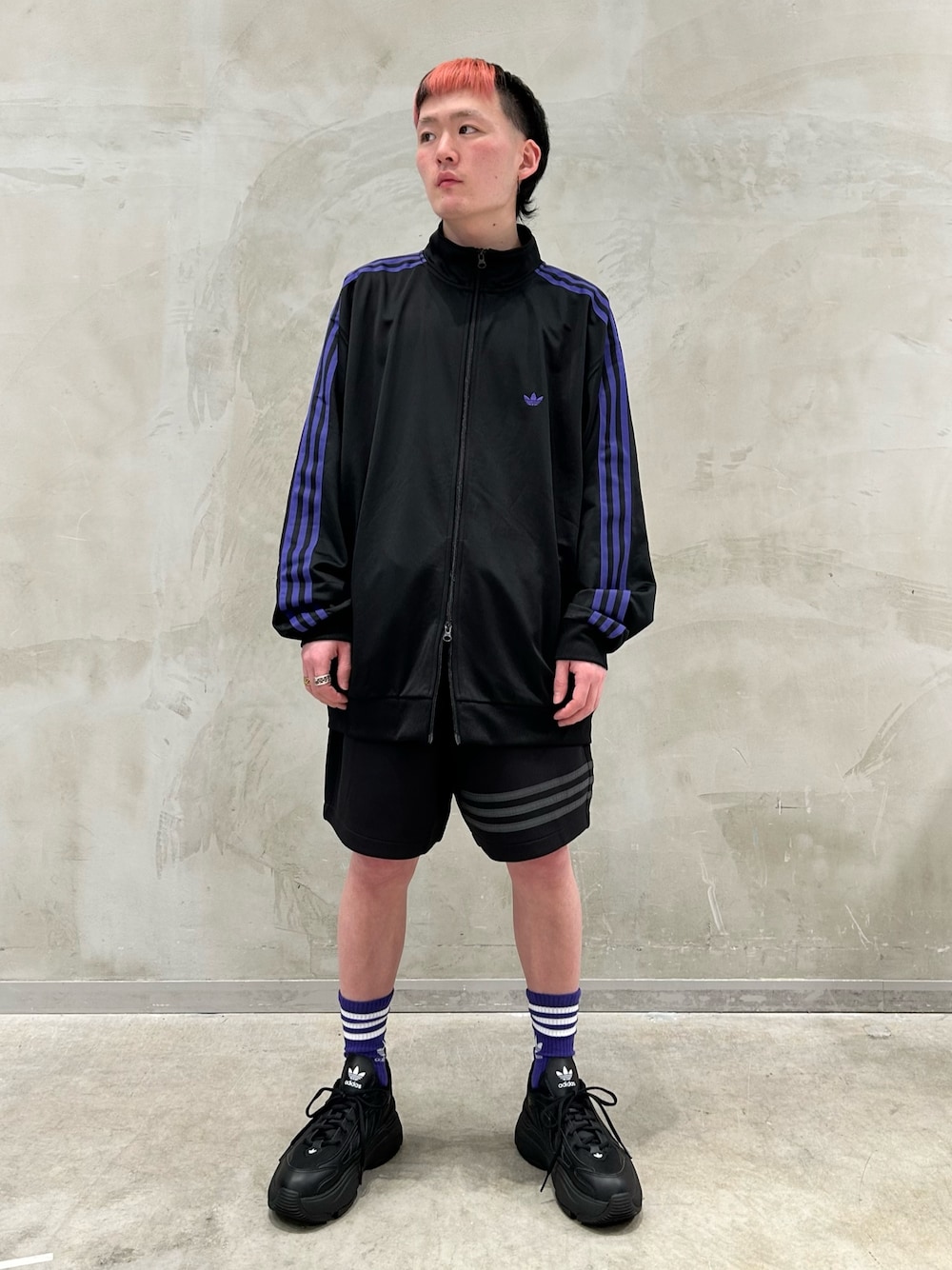 adidasのレッグウェアを使った「オズガイア」のメンズ人気ファッション