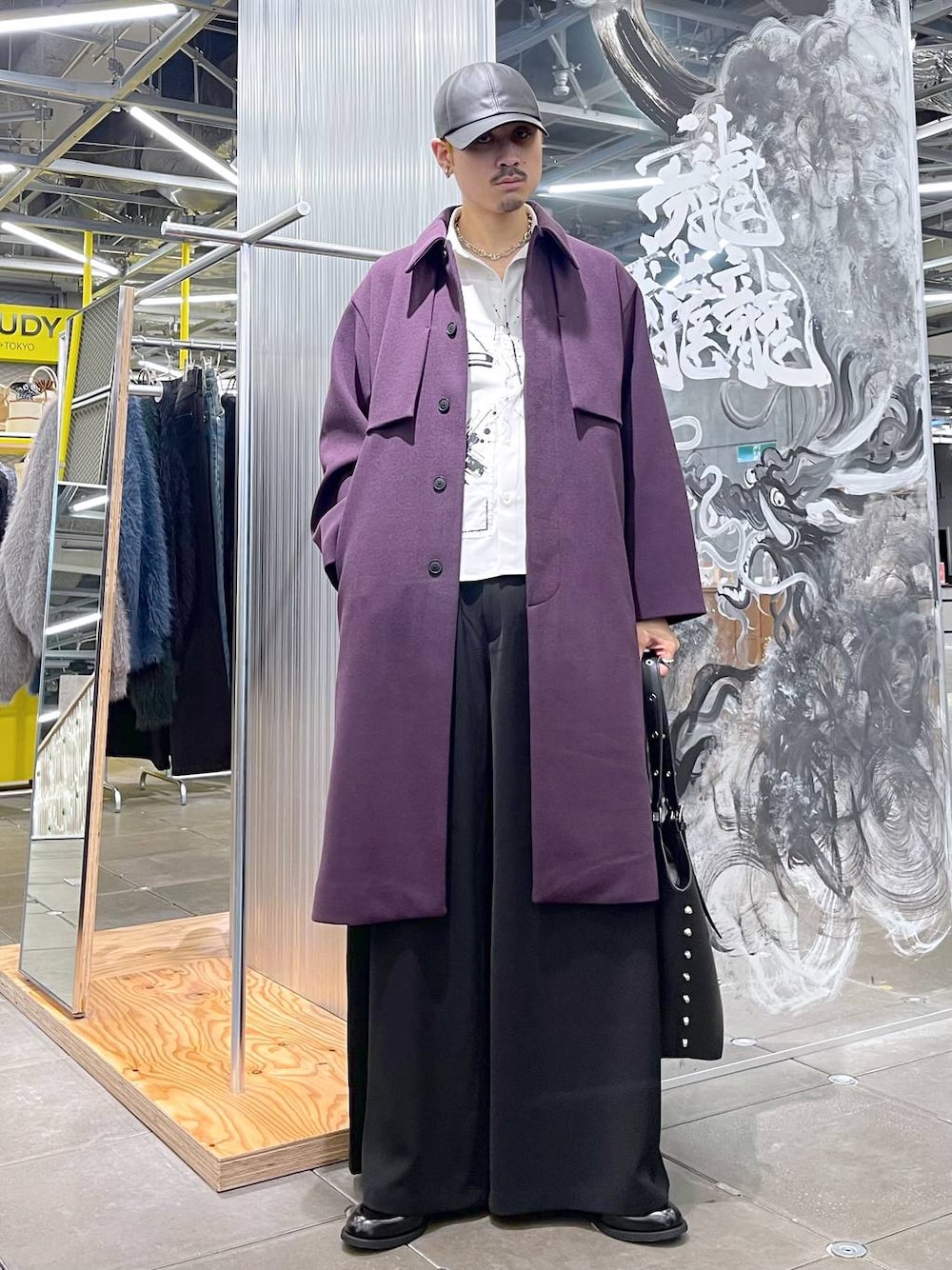 「モード、坊主、ワントーン、個性派、秋コーデ、冬コーデ、きれいめ、カジュアル、オーバーサイズ、HARE、デートコーデ」｜「HAREのウーリーテックフラシステンカラーコート(HARE)（ステンカラーコート、パープル系）」を使った、はのやんさん（メンズ・182cm）の秋コーディネートの1枚目の写真