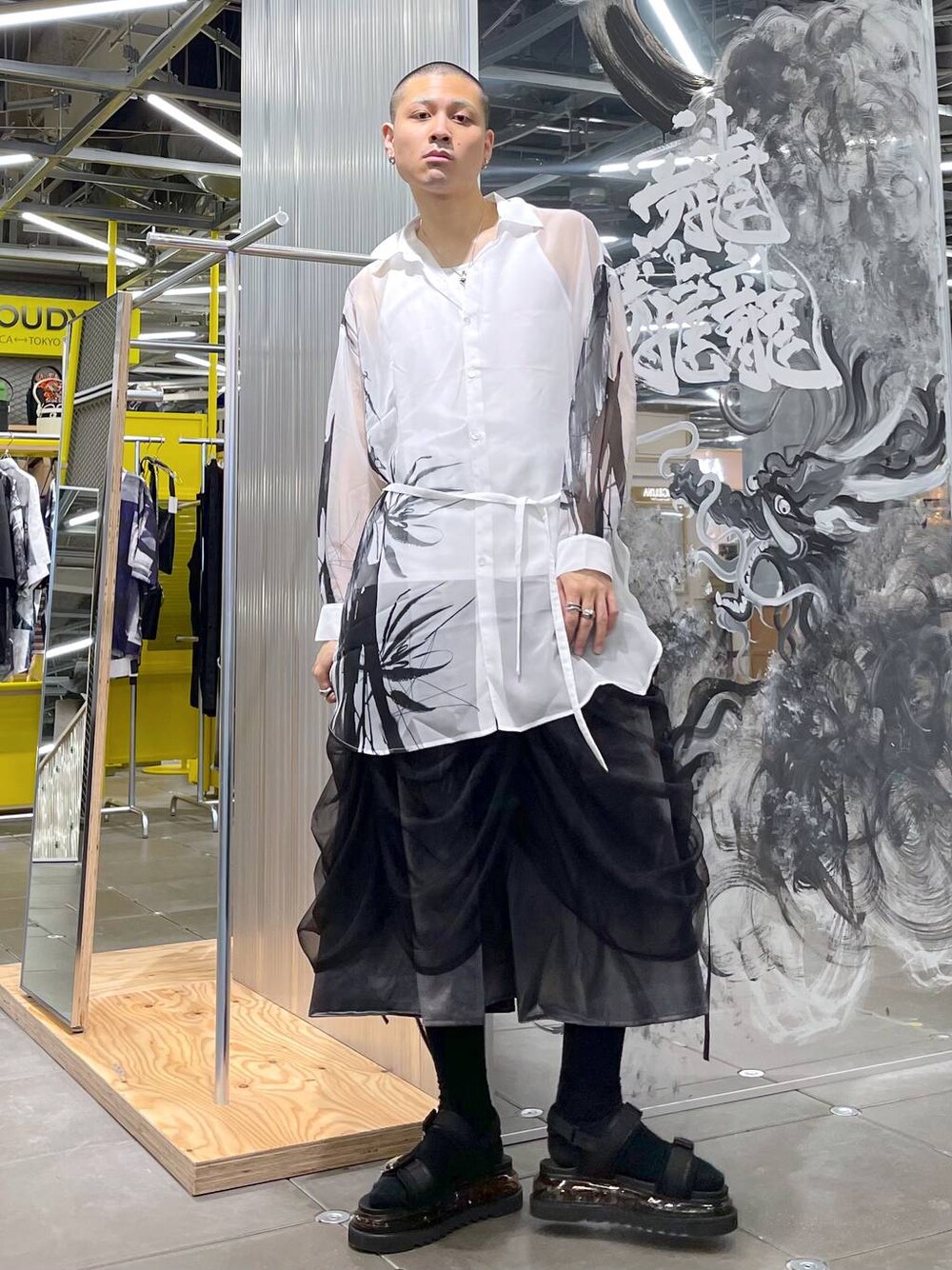 ブラック系のスカート、ブラック系のサンダル、ホワイト系のシャツ/ブラウスを着用したメンズの夏コーディネートの1枚目の写真