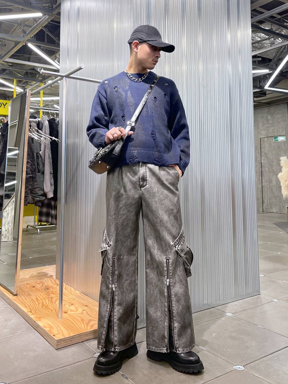グレー系のカーゴパンツ、ブラック系のショルダーバッグ、ブラック系のドレスシューズを着用したメンズの冬コーディネートの1枚目の写真