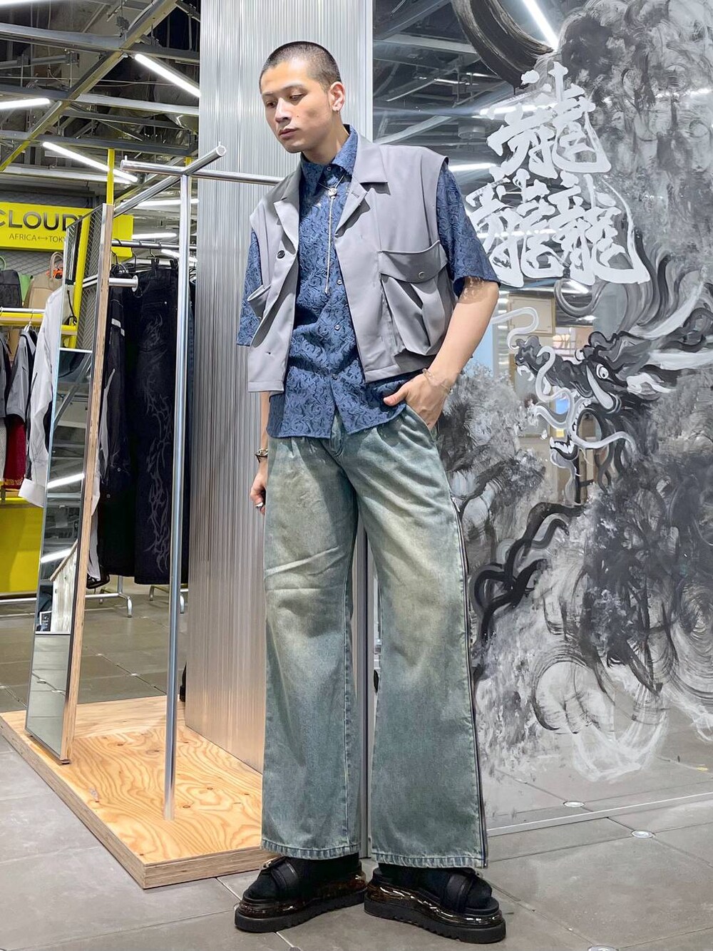 ブルー系のデニムパンツ、ブルー系のシャツ/ブラウス、ブラック系のサンダルを着用したメンズの夏コーディネートの1枚目の写真