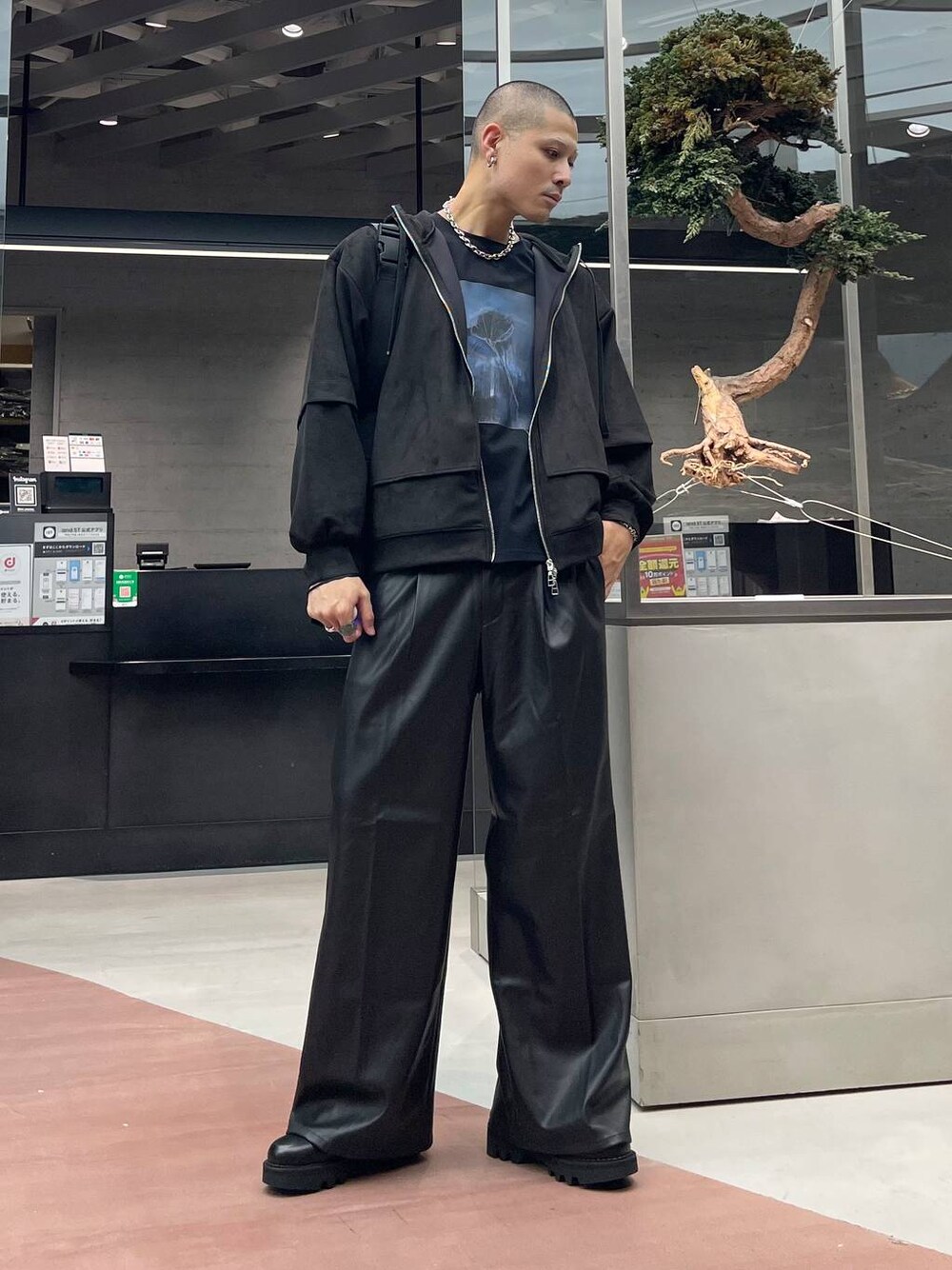 ブラック系のスラックス、ブラック系のメッセンジャーバッグ、ブラック系のドレスシューズを着用したメンズの秋コーディネートの1枚目の写真