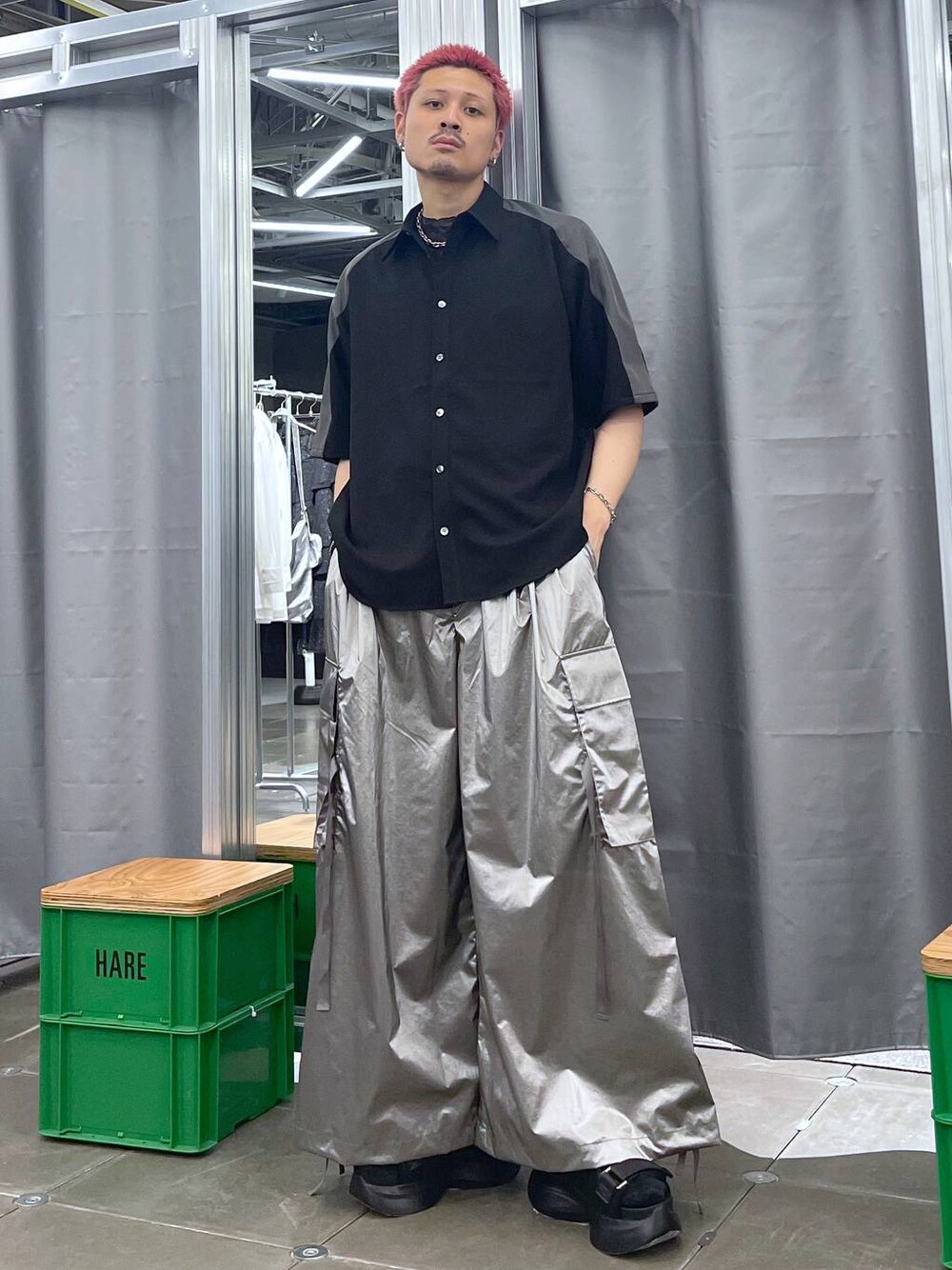 ブラック系のサンダル、シルバー系のカーゴパンツ、ブラック系のシャツ/ブラウスを着用したメンズの夏コーディネートの1枚目の写真