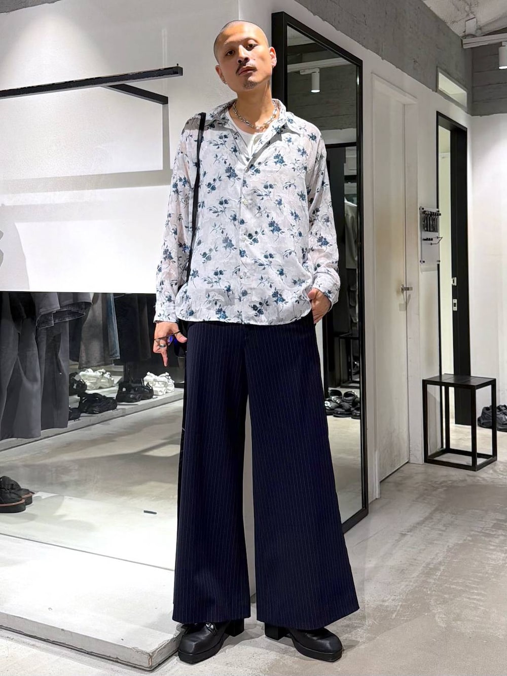 ブラック系のショルダーバッグ、ホワイト系のシャツ/ブラウス、ブルー系のスラックスを着用したメンズの夏コーディネートの1枚目の写真