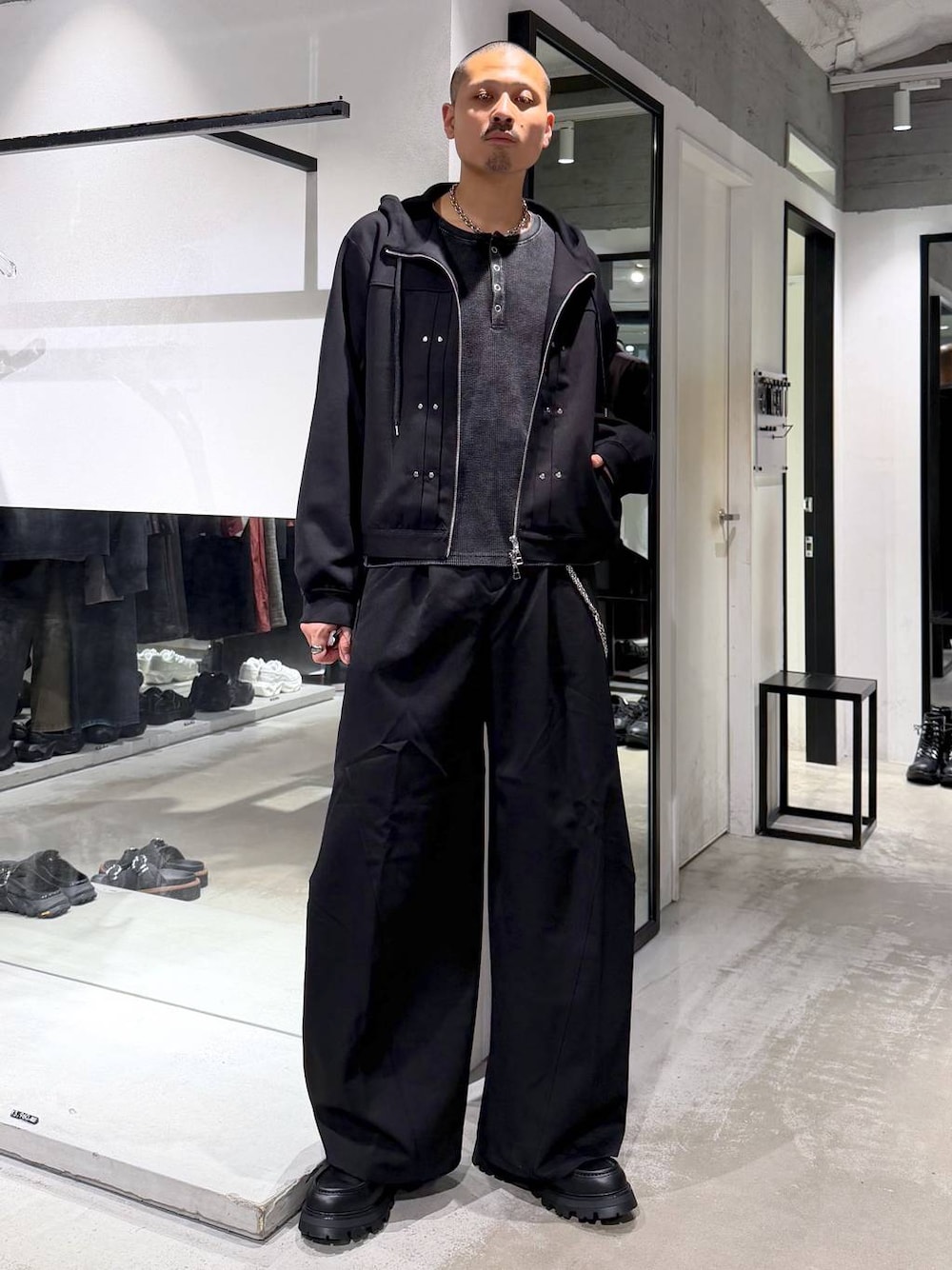 ブラック系のローファー、ブラック系のスラックス、ブラック系のTシャツ/カットソーを着用したメンズの秋コーディネートの1枚目の写真