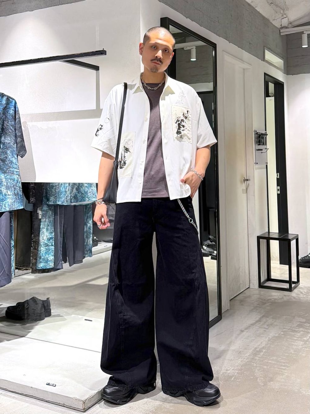 ホワイト系のシャツ/ブラウス、ブラック系のスニーカー、グレー系のTシャツ/カットソーを着用したメンズの夏コーディネートの1枚目の写真