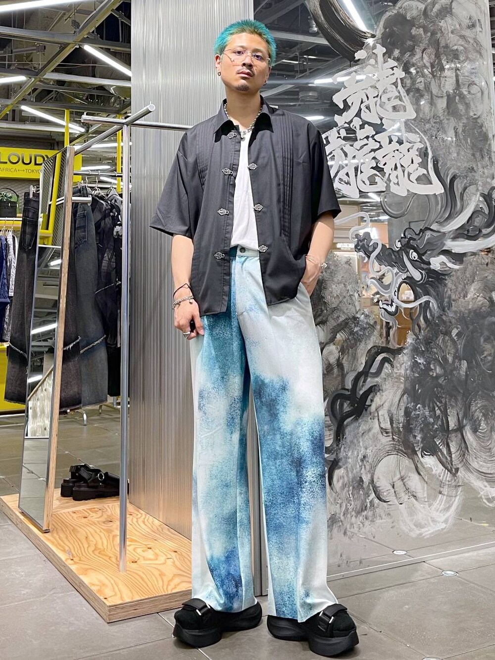 ブラック系のサンダル、グレー系のシャツ/ブラウス、ブルー系のその他パンツを着用したメンズの夏コーディネートの1枚目の写真