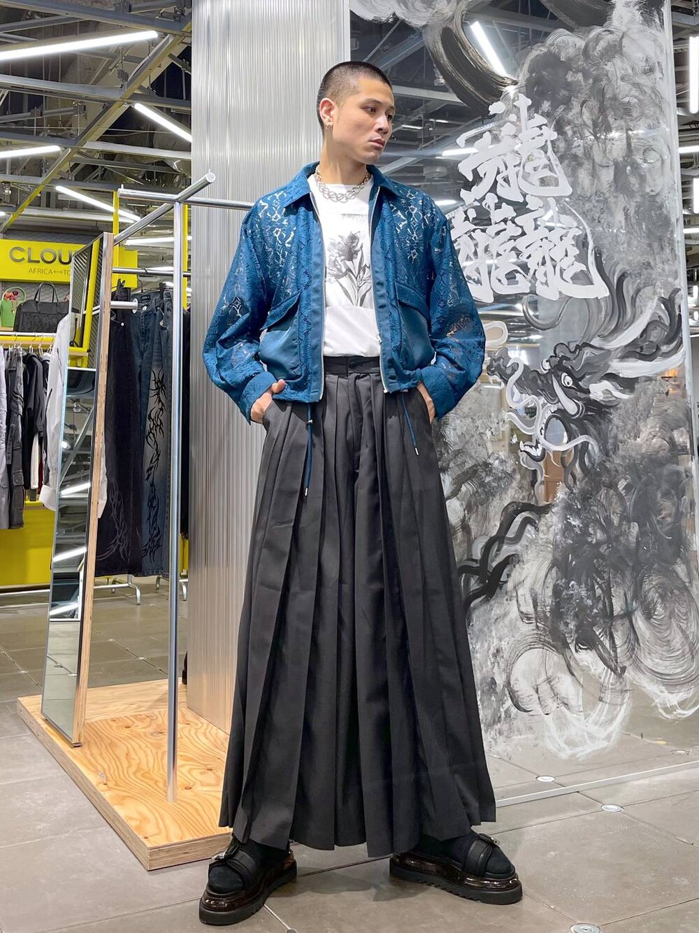 グレー系のその他パンツ、ブラック系のサンダル、ホワイト系のTシャツ/カットソーを着用したメンズの夏コーディネートの1枚目の写真