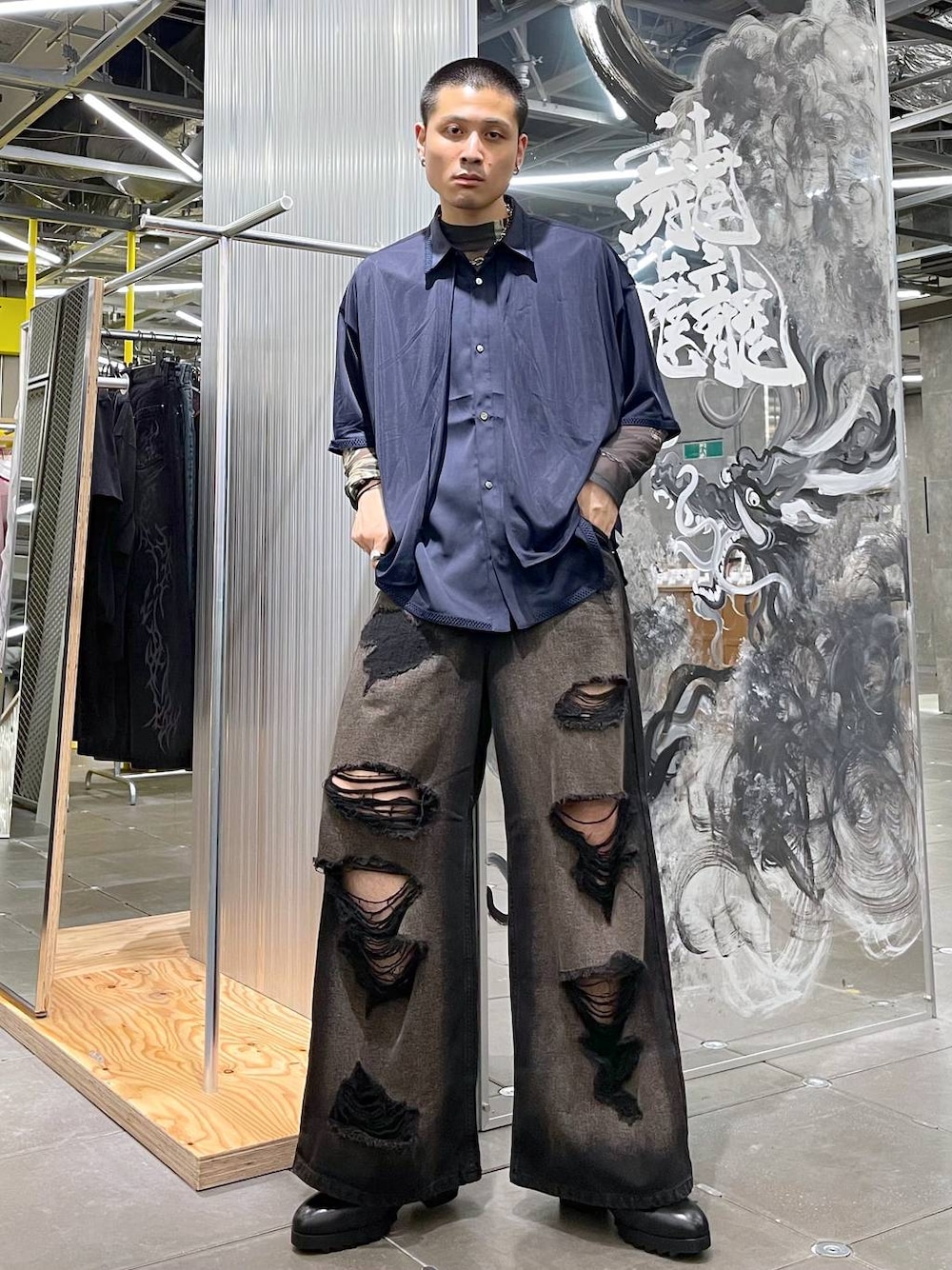 ブルー系のシャツ/ブラウス、ブラック系のデニムパンツ、ブラック系のドレスシューズを着用したメンズの夏コーディネートの1枚目の写真