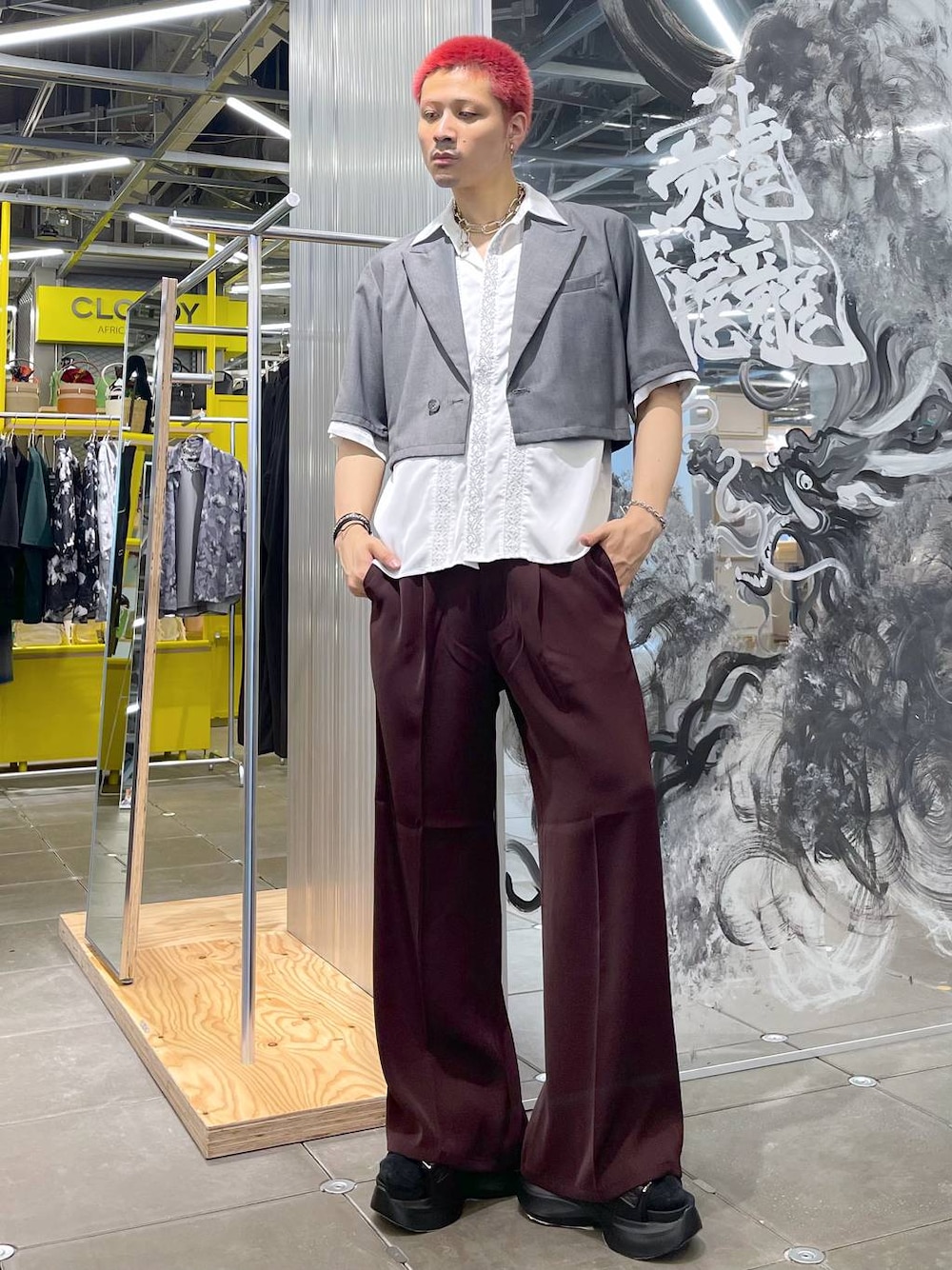 レッド系のスラックス、ブラック系のサンダル、ホワイト系のシャツ/ブラウスを着用したメンズの夏コーディネートの1枚目の写真