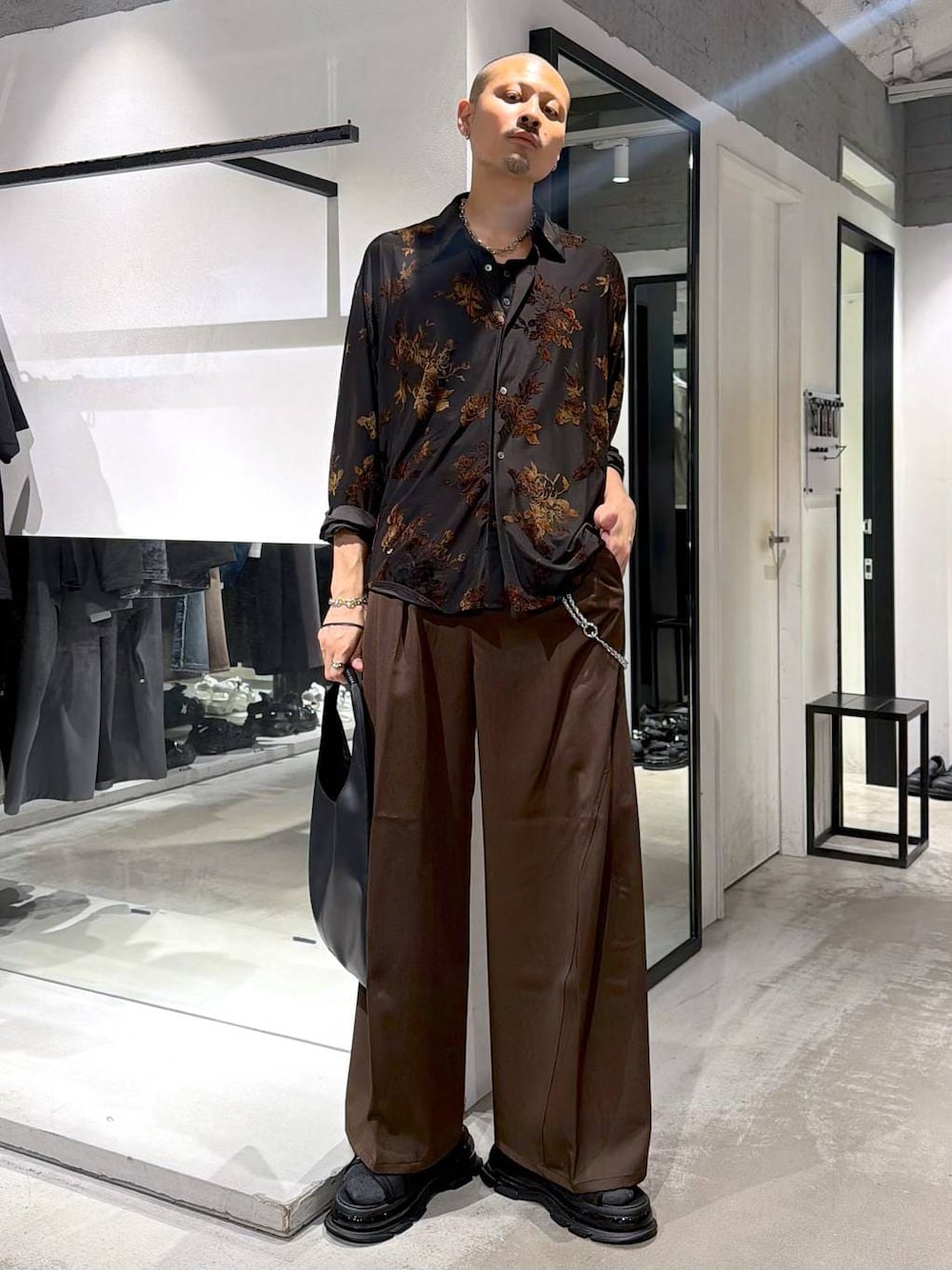 ブラック系のシャツ/ブラウス、ブラック系のトートバッグ、ブラウン系のスラックスを着用したメンズの夏コーディネートの1枚目の写真