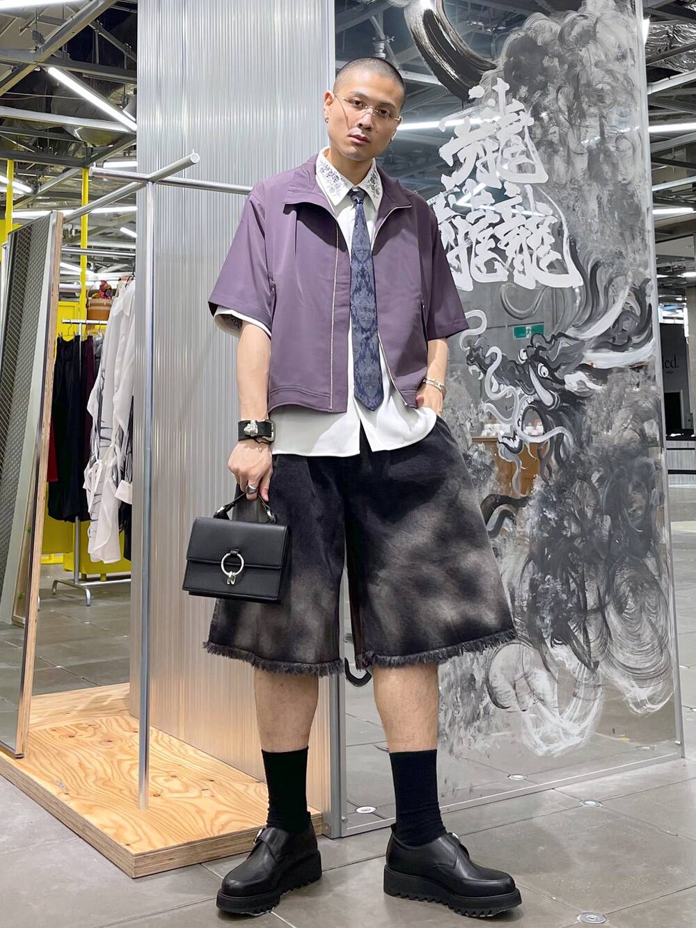 ホワイト系のシャツ/ブラウス、ブルー系のシャツ/ブラウス、ブラック系のショルダーバッグを着用したメンズの夏コーディネートの1枚目の写真