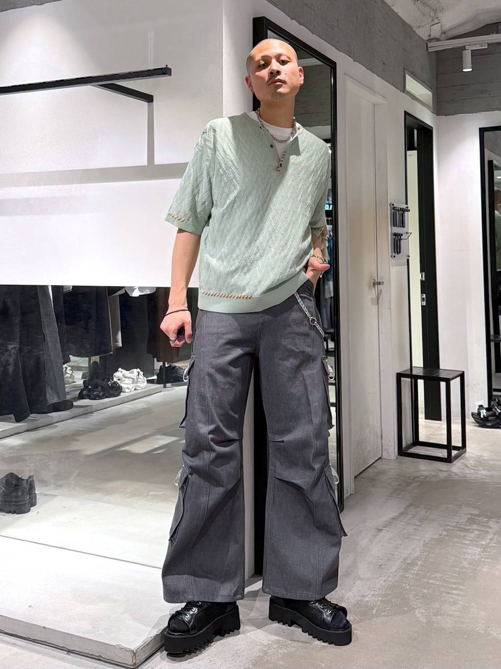 ホワイト系のTシャツ/カットソー、グレー系のデニムパンツ、ブラック系のサンダルを着用したメンズの夏コーディネートの1枚目の写真
