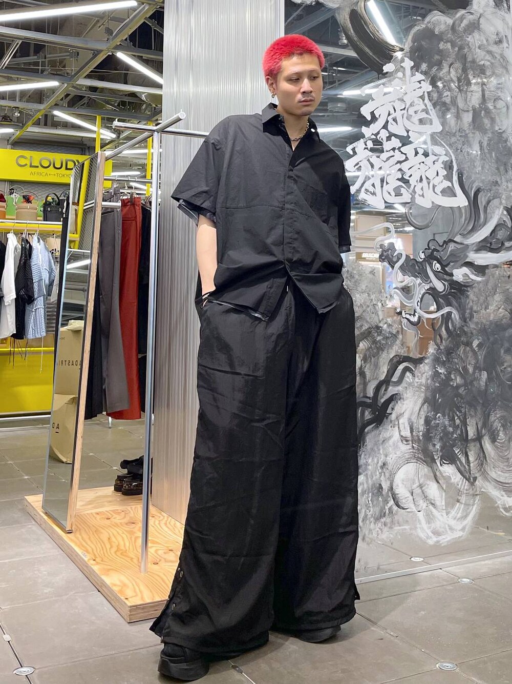 ブラック系のサンダル、ブラック系のその他パンツ、ブラック系のシャツ/ブラウスを着用したメンズの夏コーディネートの1枚目の写真