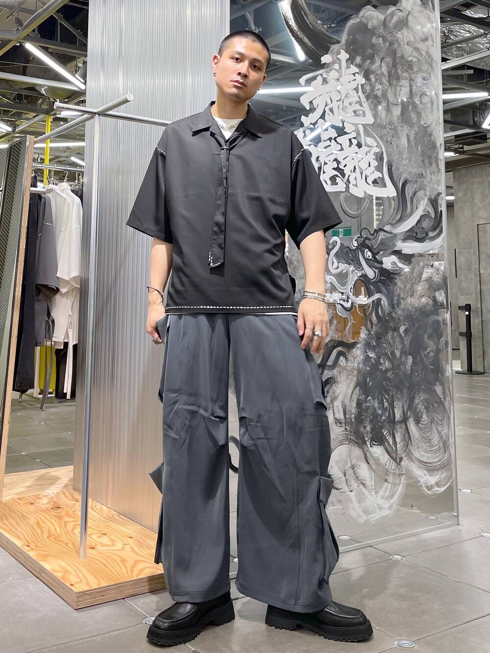 ブラック系のシャツ/ブラウス、ブラック系のドレスシューズ、グレー系のカーゴパンツを着用したメンズの夏コーディネートの1枚目の写真