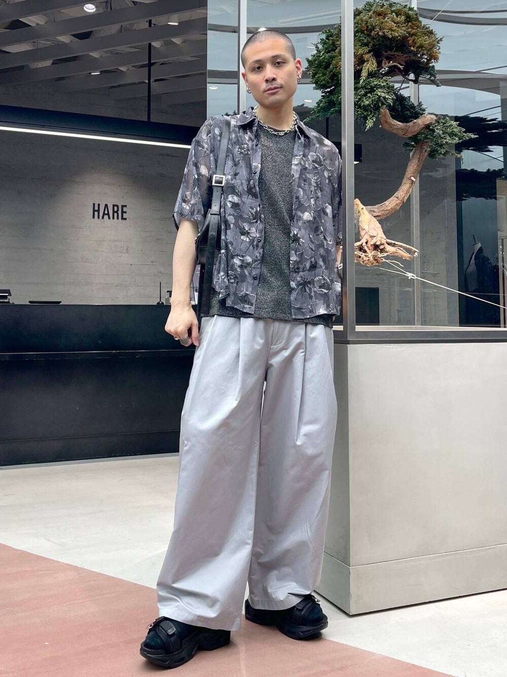 ブラック系のショルダーバッグ、ブラック系のサンダル、パープル系のシャツ/ブラウスを着用したメンズの夏コーディネートの1枚目の写真