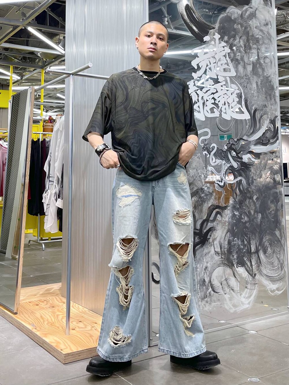 グレー系のTシャツ/カットソー、ブルー系のデニムパンツ、ブラック系のドレスシューズを着用したメンズの夏コーディネートの1枚目の写真