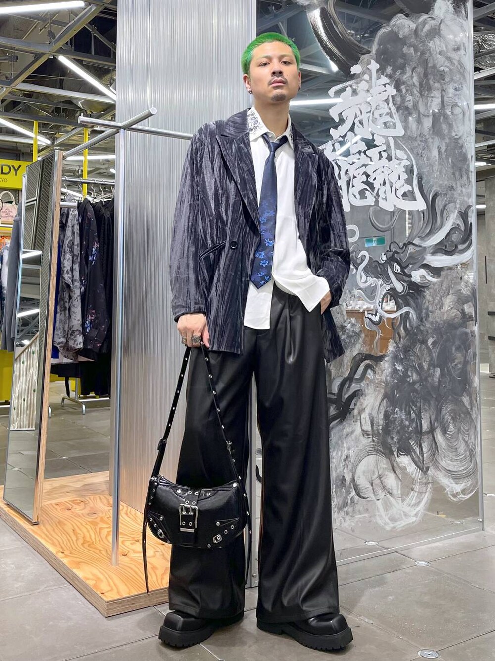 「モード、ワントーン、個性派、秋コーデ、冬コーデ、きれいめ、カジュアル、オーバーサイズ、HARE、坊主、デートコーデ」｜「HAREの【SET UP対応】TOROMIシシュウシャツ(HARE)（シャツ/ブラウス、ホワイト系）」を使った、はのやんさん（メンズ・182cm）の秋コーディネートの1枚目の写真