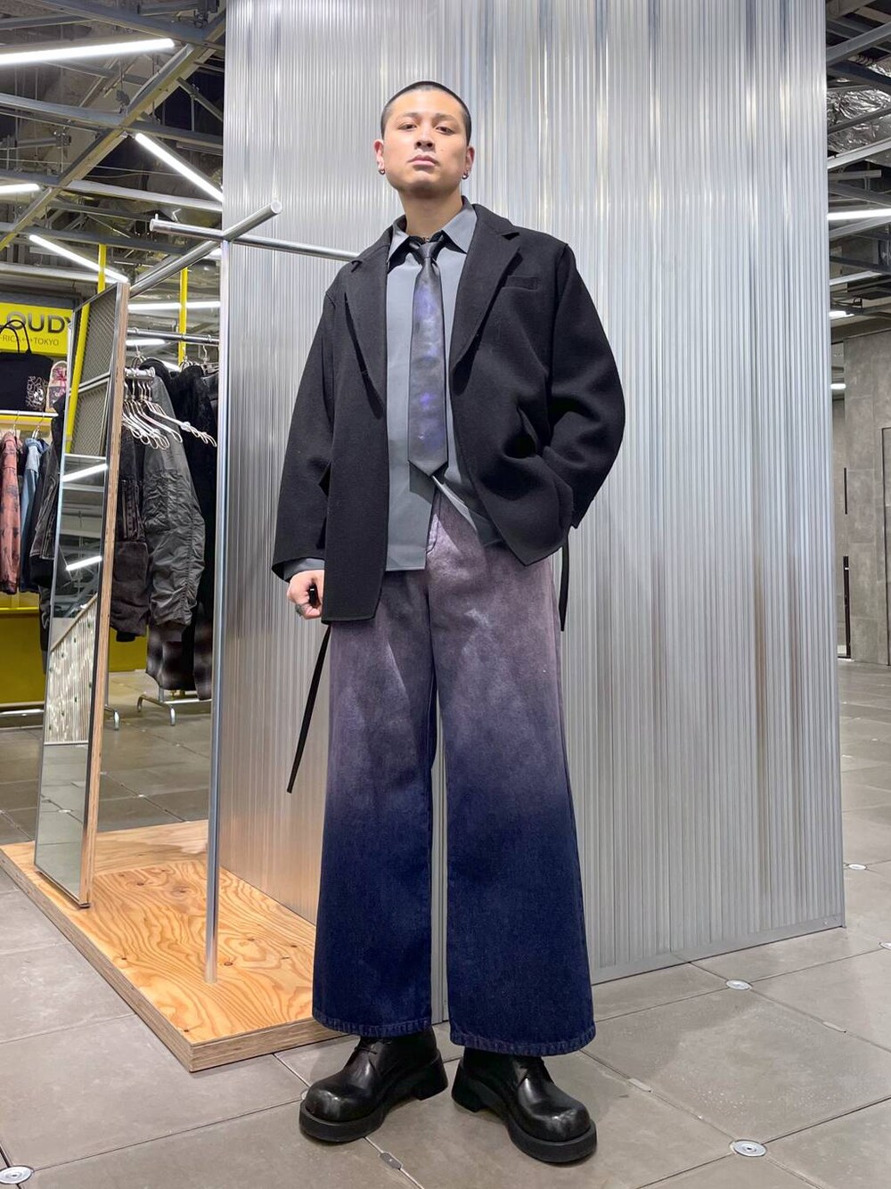 グレー系のシャツ/ブラウス、パープル系のデニムパンツ、ブラック系のテーラードジャケットを着用したメンズの冬コーディネートの1枚目の写真